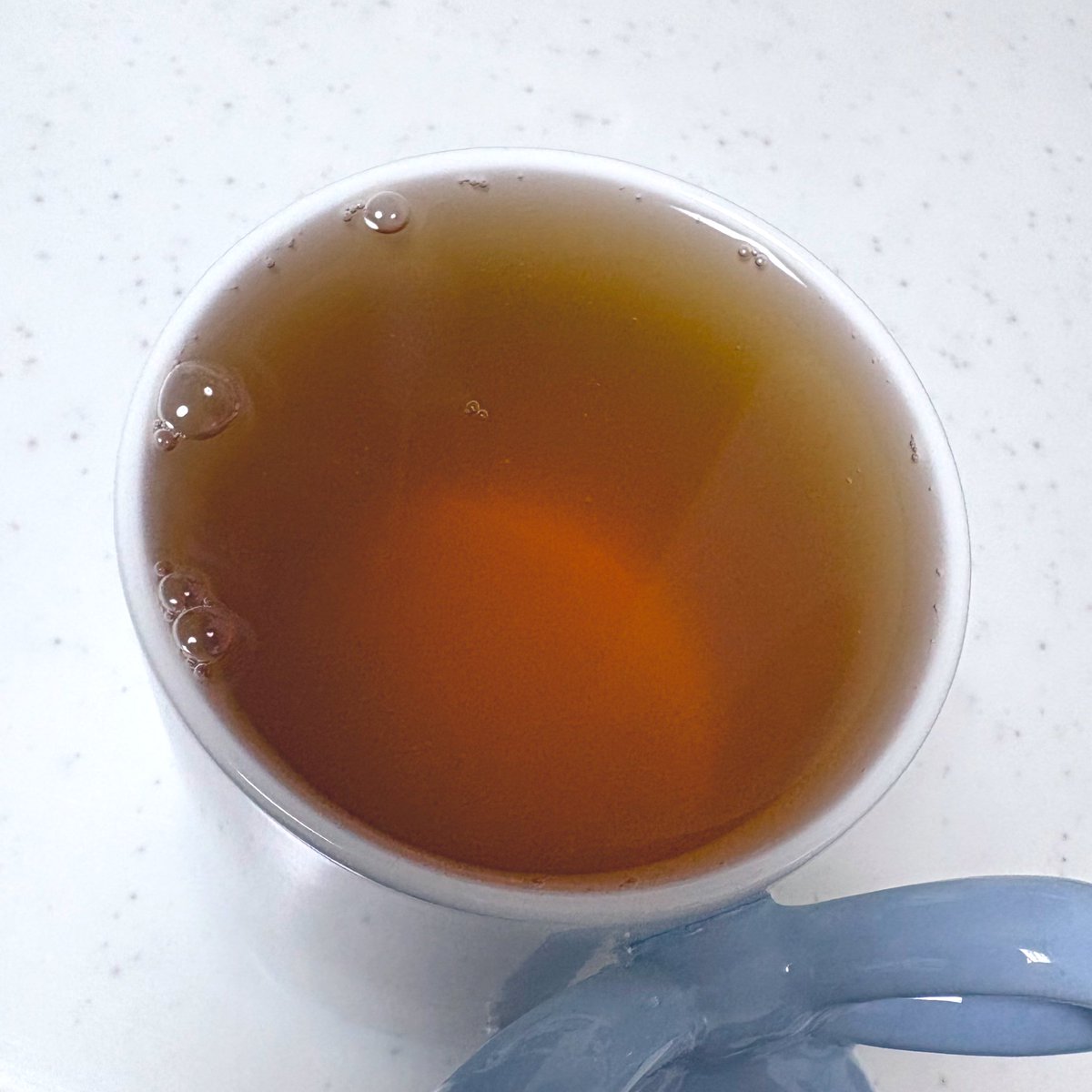「あつあつの紅茶なのに…入れすぎて… 絶対舌ヤケドするから冷めるまで待つ」|🦈のイラスト