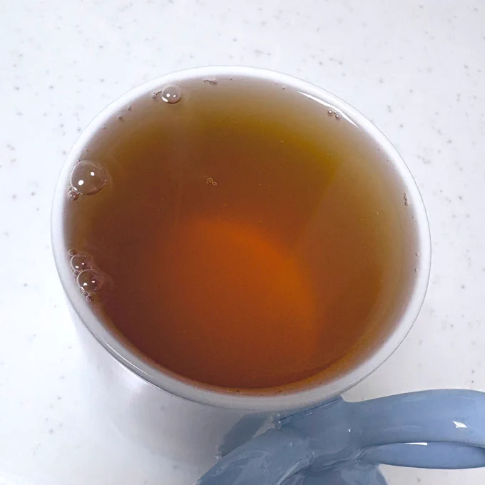 あつあつの紅茶なのに…入れすぎて… 絶対舌ヤケドするから冷めるまで待つ