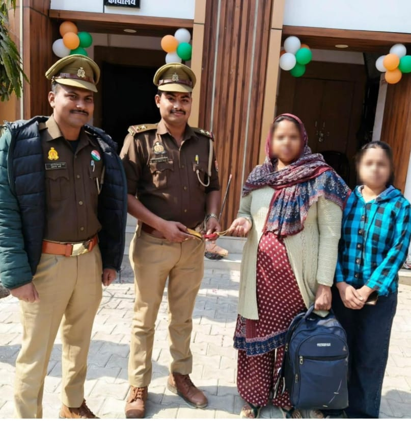 bstvlive's tweet photo. आगरा : 3 लाख की ज्वैलरी ऑटो में भूली महिला
➡ पुलिस को सूचना, 6 घंटे में बैग बरामद
➡ सोने-चांदी से भरा बैग 6 घंटे में बरामद
➡ बोदला से राजामंडी स्टेशन जाते वक्त भूली
➡ आगरा के थाना लोहामंडी क्षेत्र का मामला
#Agra #JewelryLost #PoliceRecovery @agrapolice https://t.co/AQhotdneCq