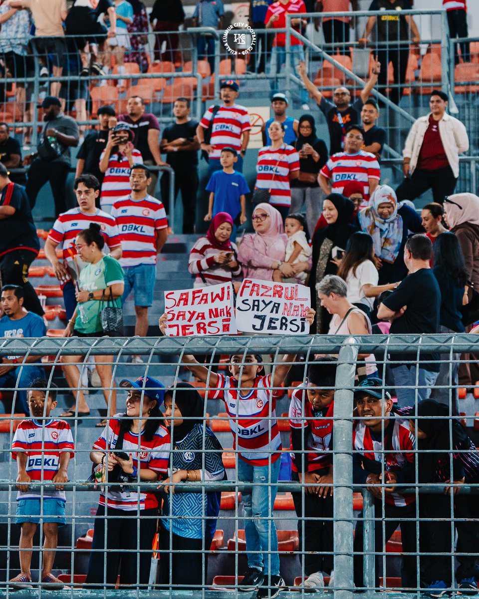 KLCityFootball's tweet photo. Special because of YOU. Thank you Warga Kota, you are amazing! 👊🏻

#klcityfc #sampaimatikualalumpur #cityboys https://t.co/iJQRT1JlwI