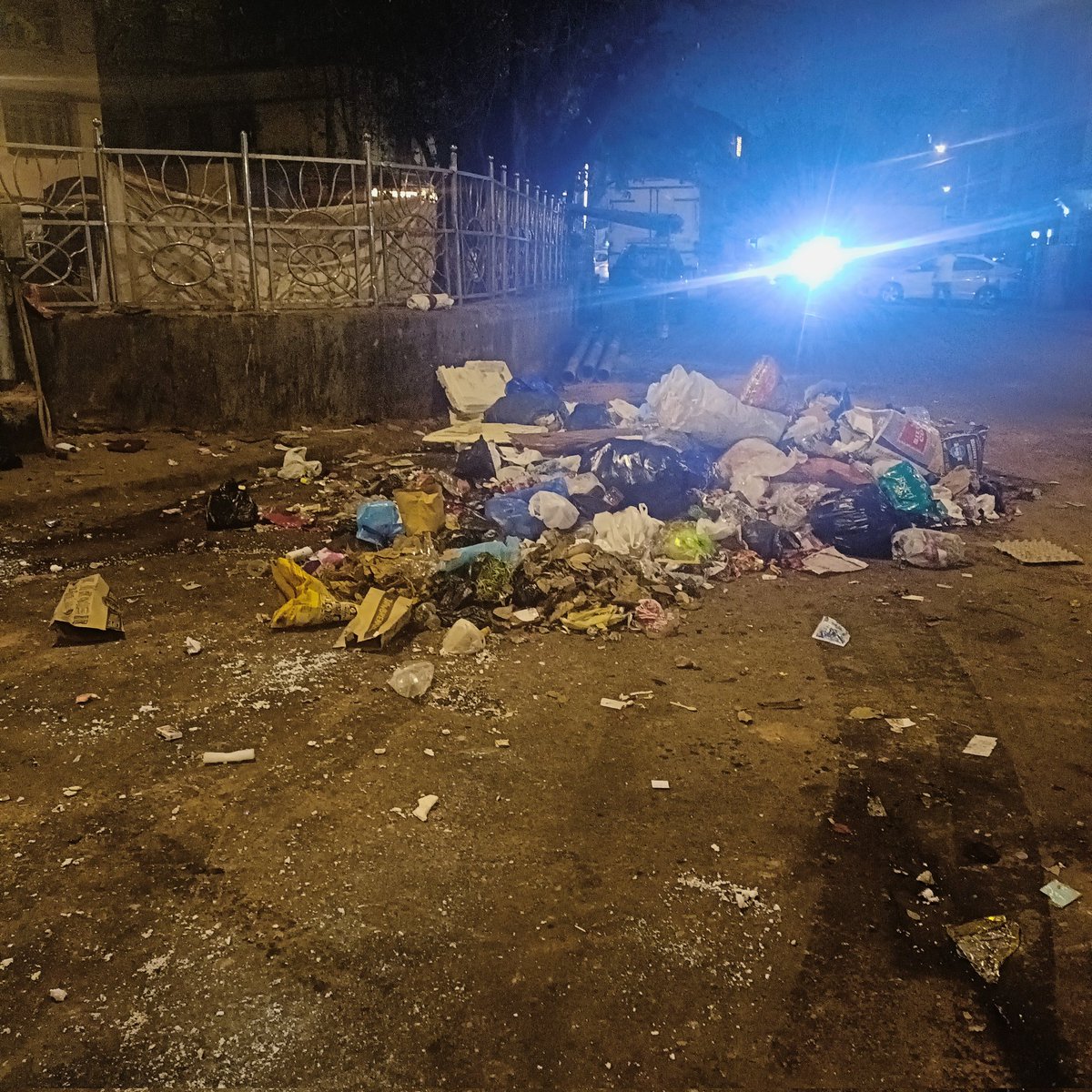 PatankarManjiri's tweet photo. Garbage has been continuously dumped at this location due to the absence of a garbage bin request you to kindly place a garbage bin at the earliest in the interest of public hygiene &amp; sanity
Add: Opp. New Mangal Wadi, Mahim W @mybmc @mybmcWardGN @mybmcSWM
https://t.co/ydxANNdQmq https://t.co/EvY5wp6AIi