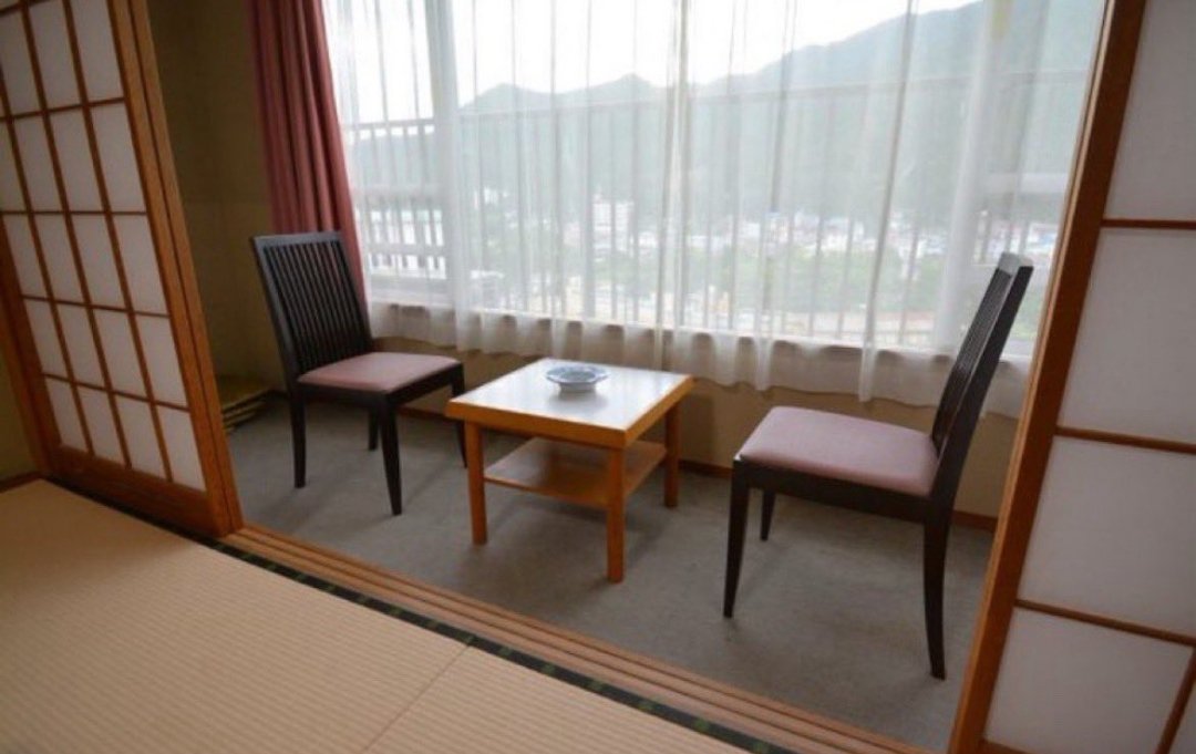 kami__519's tweet image. 彼女
「私のことどれくらい好き？」

キモい彼氏
「旅館の"ここ"くらい」

理解のある彼女
「めちゃくちゃ好きだな〜」