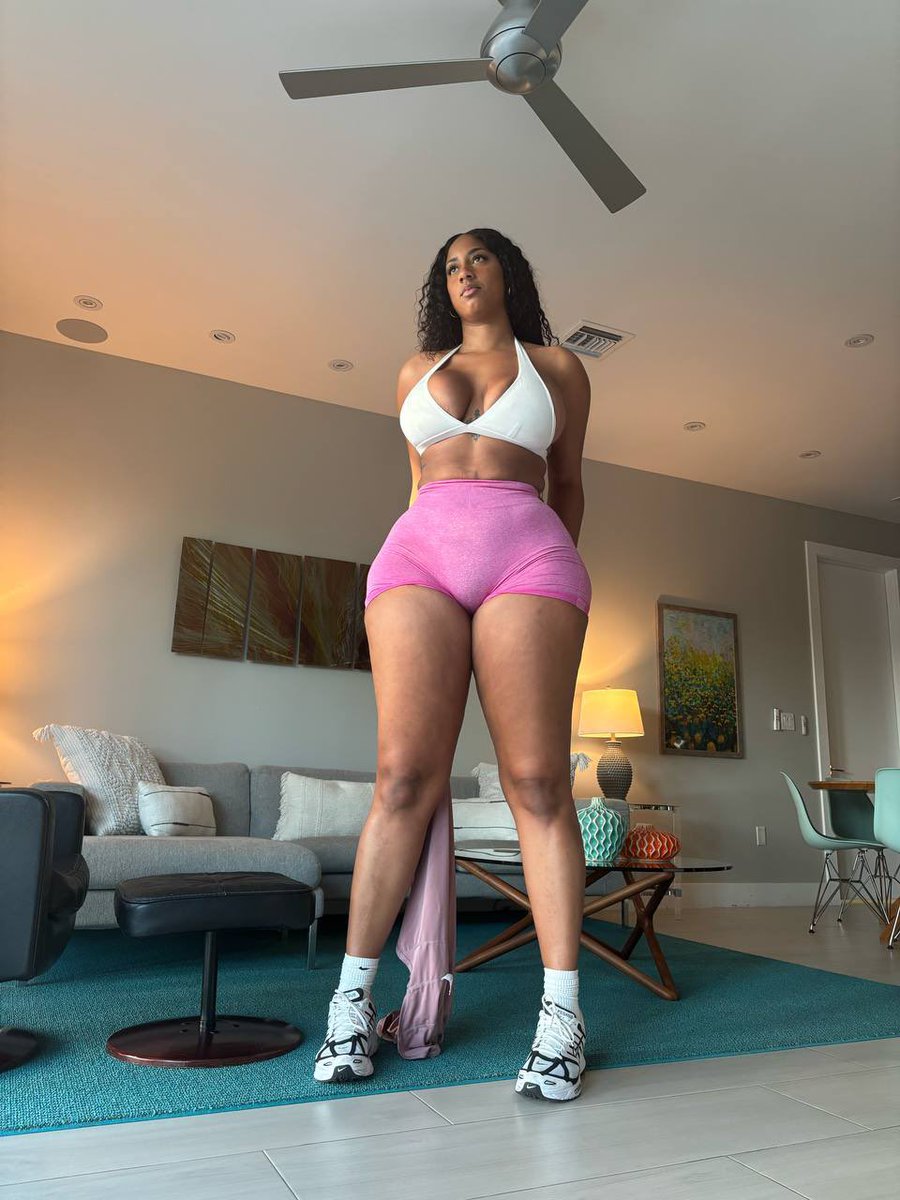 Sixft7cuban's tweet image. Men please be honest 

Would you ever try a woman taller than you??