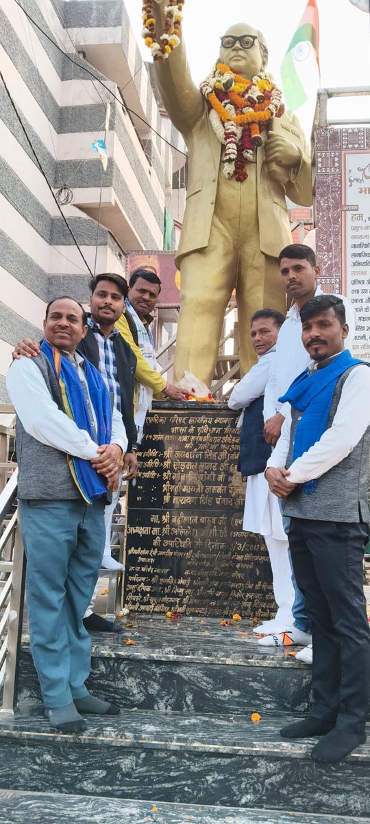गणतंत्र दिवस के पावन अवसर पर ब्यावरा में संविधान निर्माता परम पूज्य बाबा साहब डॉ. अंबेडकर जी की प्रतिमा पर अपने साथियों के साथ माल्यार्पण किया l जय भीम जय संविधान🙏🌹🙏