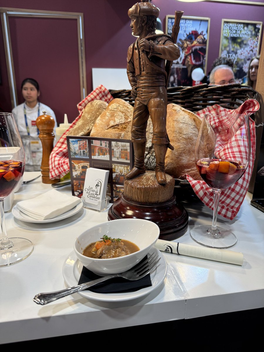 ReginaLanzas's tweet photo. Espectáculo de taller en el stand de @MADRID de #RabodeToro tradicional de la mano de #LasCuevasdeLuisCandelas que lo maridó con su sangría hecha con limonada natural. #MadridCastizo.
Organizado por @AcadMadGastro https://t.co/QrnpiNWF8b