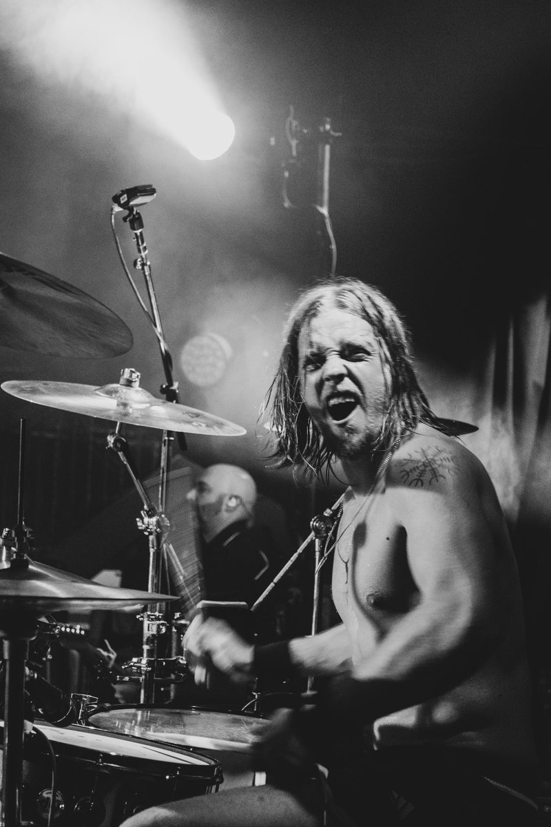 thedarkness's tweet photo. Time is ticking and it won't be long until we head off, via the magic of intercontinental flights, to the Southern Hemisphere and our friends down under. But there is still time to grab your VIP Experience tickets for the Dreams on Toast tour via the links in our bio. https://t.co/efTHB7qLir