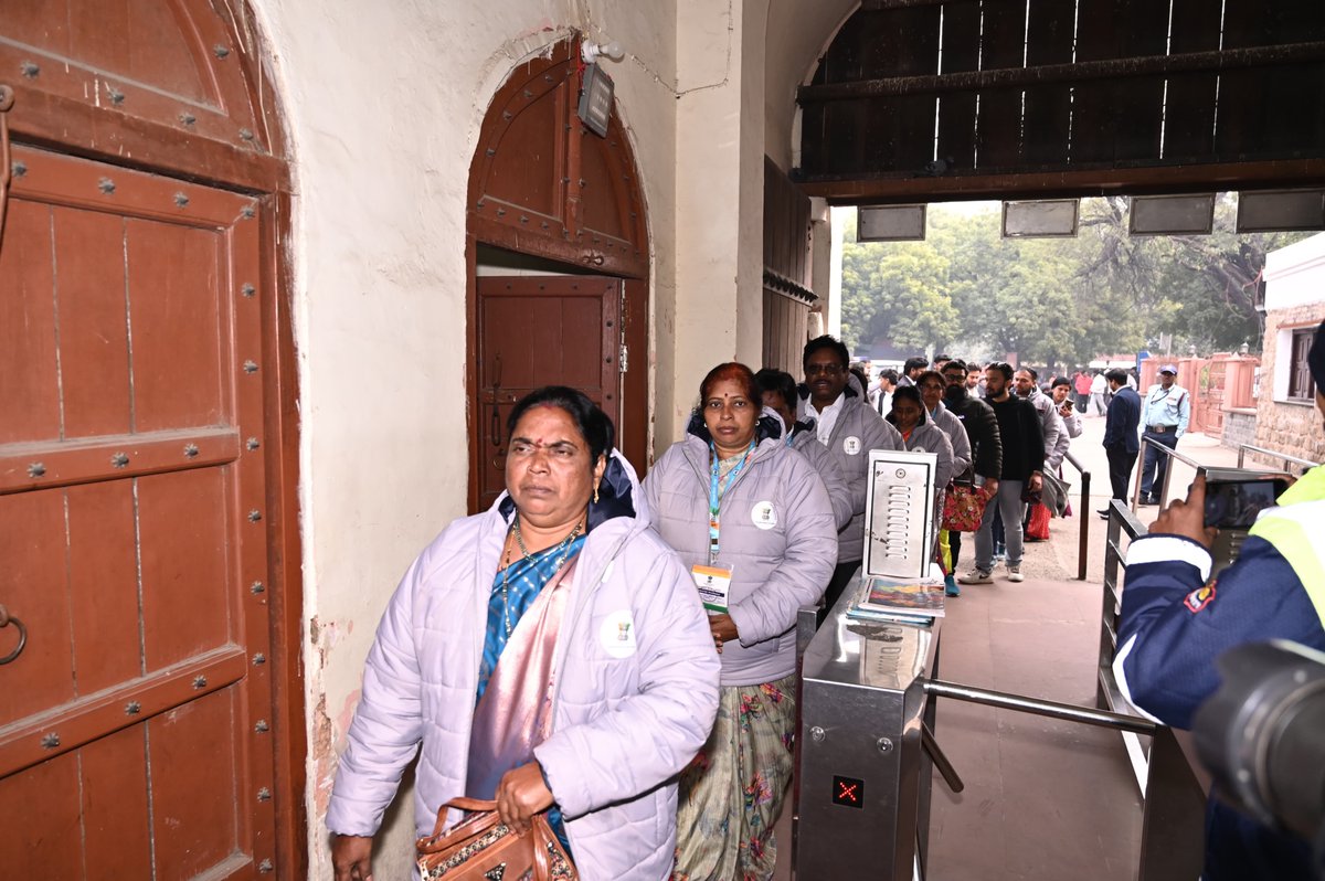 MoRD_GoI's tweet photo. As part of their Delhi Darshan during Republic Day Celebrations 2026, Lakhpati Didis PMAY–G beneficiaries, and SHG Didis along with their spouses started their day with visiting the iconic #QutubMinar, a symbol of India’s rich history and culture. With joy and curiosity, they walked through the historic complex and learned about India’s heritage and legacy.

During the visit, these women leaders reflected on their own journeys of empowerment and their role in strengthening their villages. Inspired by this historic monument, they renewed their commitment to building a prosperous, inclusive, and women-led rural India.

गणतंत्र दिवस समारोह 2026 के मौके पर दिल्ली दर्शन की शुरुआत 400 लखपति दीदियाँ, प्रधानमंत्री आवास योजना-ग्रामीण के तहत लाभान्वित महिलाएँ, स्वयं सहायता समूह की अग्रणी दीदियाँ अपने परिवार के साथ ने ऐतिहासिक #क़ुतुबमीनार का भ्रमण कर की—जो भारत की समृद्ध विरासत और संस्कृति का प्रतीक है।

खुशी और उत्सुकता के साथ उन्होंने इस ऐतिहासिक परिसर को देखा और देश के गौरवशाली इतिहास और धरोहर के बारे में जाना। इस ऐतिहासिक स्मारक से प्रेरणा लेकर उन्होंने समृद्ध, समावेशी और महिला-नेतृत्व वाले ग्रामीण भारत के निर्माण के अपने संकल्प को और मजबूत किया।

#DelhiDarshan #RepublicDay2026 #ProsperousDidis #SchemesofRD #WomenEmpowerment #ViksitBharat2047 #AtmanirbharBharat #DAYNRLM #MoRD #RuralIndia #WomenLedDevelopment