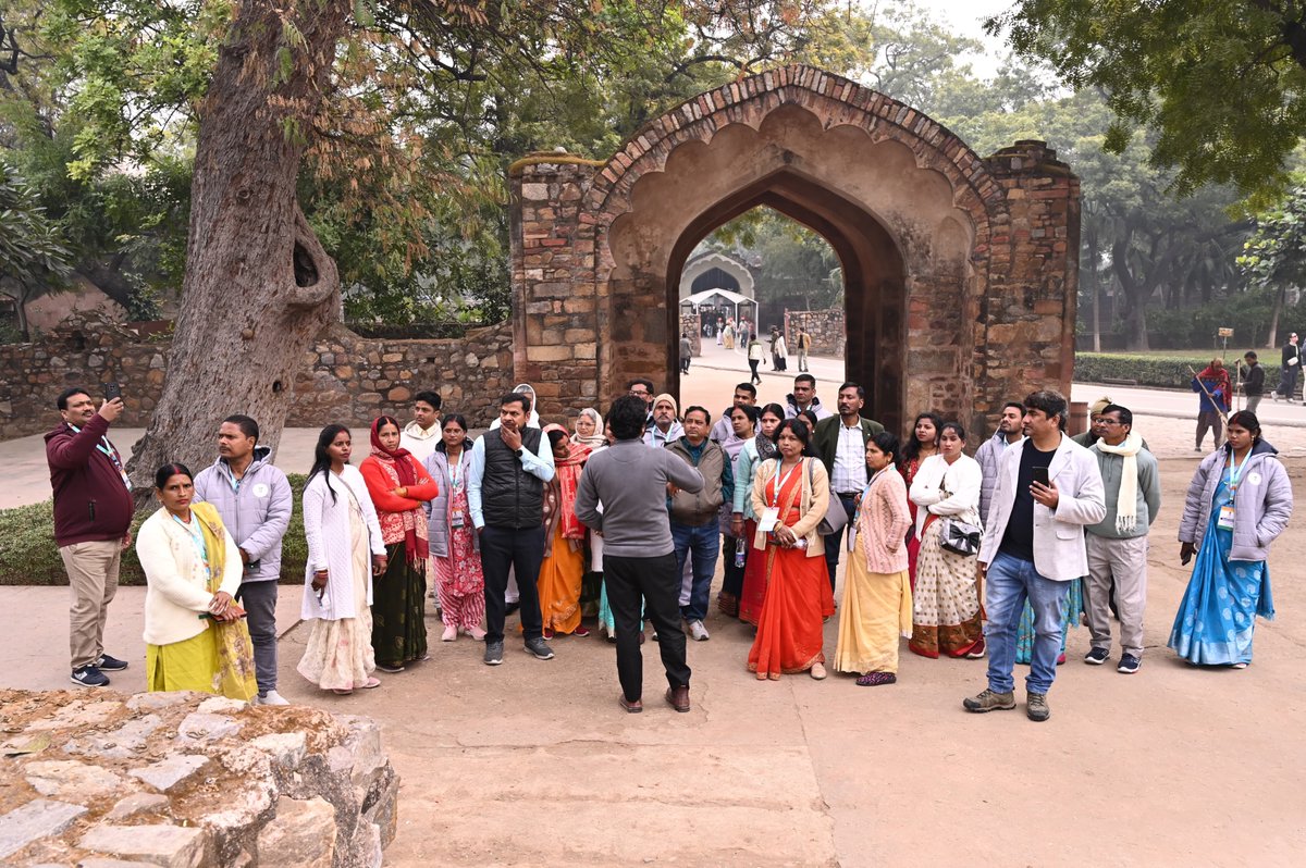 MoRD_GoI's tweet photo. As part of their Delhi Darshan during Republic Day Celebrations 2026, Lakhpati Didis PMAY–G beneficiaries, and SHG Didis along with their spouses started their day with visiting the iconic #QutubMinar, a symbol of India’s rich history and culture. With joy and curiosity, they walked through the historic complex and learned about India’s heritage and legacy.

During the visit, these women leaders reflected on their own journeys of empowerment and their role in strengthening their villages. Inspired by this historic monument, they renewed their commitment to building a prosperous, inclusive, and women-led rural India.

गणतंत्र दिवस समारोह 2026 के मौके पर दिल्ली दर्शन की शुरुआत 400 लखपति दीदियाँ, प्रधानमंत्री आवास योजना-ग्रामीण के तहत लाभान्वित महिलाएँ, स्वयं सहायता समूह की अग्रणी दीदियाँ अपने परिवार के साथ ने ऐतिहासिक #क़ुतुबमीनार का भ्रमण कर की—जो भारत की समृद्ध विरासत और संस्कृति का प्रतीक है।

खुशी और उत्सुकता के साथ उन्होंने इस ऐतिहासिक परिसर को देखा और देश के गौरवशाली इतिहास और धरोहर के बारे में जाना। इस ऐतिहासिक स्मारक से प्रेरणा लेकर उन्होंने समृद्ध, समावेशी और महिला-नेतृत्व वाले ग्रामीण भारत के निर्माण के अपने संकल्प को और मजबूत किया।

#DelhiDarshan #RepublicDay2026 #ProsperousDidis #SchemesofRD #WomenEmpowerment #ViksitBharat2047 #AtmanirbharBharat #DAYNRLM #MoRD #RuralIndia #WomenLedDevelopment
