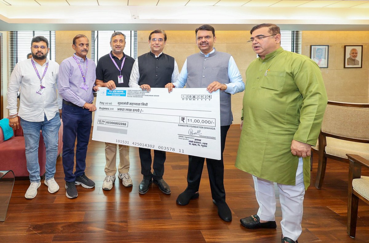 CMOMaharashtra's tweet photo. मुख्यमंत्री देवेंद्र फडणवीस यांना मुंबई येथे 'गंगोत्री फाऊंडेशन' च्या वतीने शहादा नगर परिषदेचे नवनिर्वाचित नगराध्यक्ष अभिजीत पाटील यांनी अतिवृष्टीग्रस्तांसाठी 'मुख्यमंत्री सहाय्यता निधी'मध्ये ₹11,00,000 देणगीचा धनादेश सुपूर्द केला. यावेळी मुख्यमंत्री फडणवीस यांनी त्यांचे आभार मानले!

@Dev_Fadnavis
#Maharashtra #DevendraFadnavis #CMReliefFund