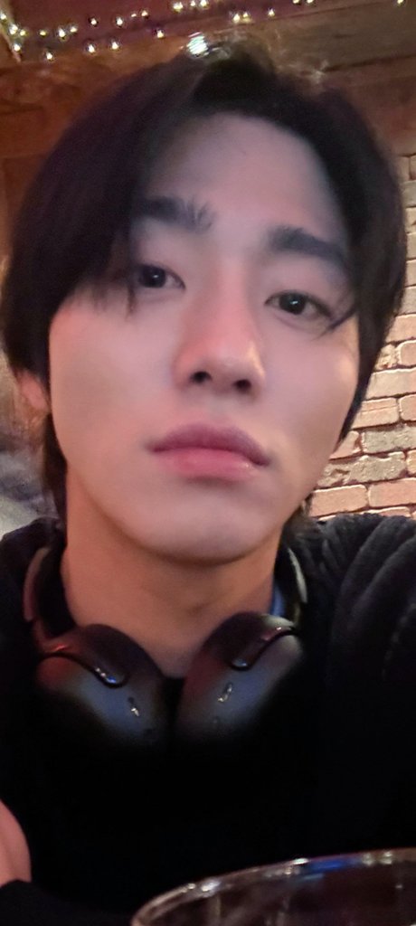 내 앞에 얼굴 드리 밀고

       나 좀 봐 봐 ..      하구

있는 거 가틈 

왜 왜 ㅇ .. ♡