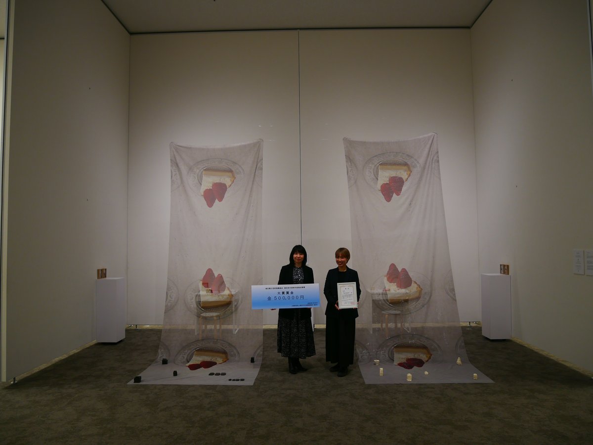 kfca1984's tweet photo. ＼＼大賞決定しました！／／
柴田惠子芸術振興基金
高知若手美術作家育成事業－合同企画展－

1月25日（日）に行われた最終審査の結果、Toposgraphiaの上村菜々子さん・杉本春奈さんによる「Introspection」が大賞を受賞しました。
おめでとうございます✨
展示室には作家の皆さまの力作がずらりと並び、審査員もとても頭を悩ませていらっしゃいました。

本事業にご応募くださった作家の皆さま、審査や告知などご協力くださいました皆さま、ご来場いただきました皆さまをはじめ、ご支援くださったすべての方々に御礼申し上げます。
ありがとうございました。

https://t.co/0jOEWg6Pfs