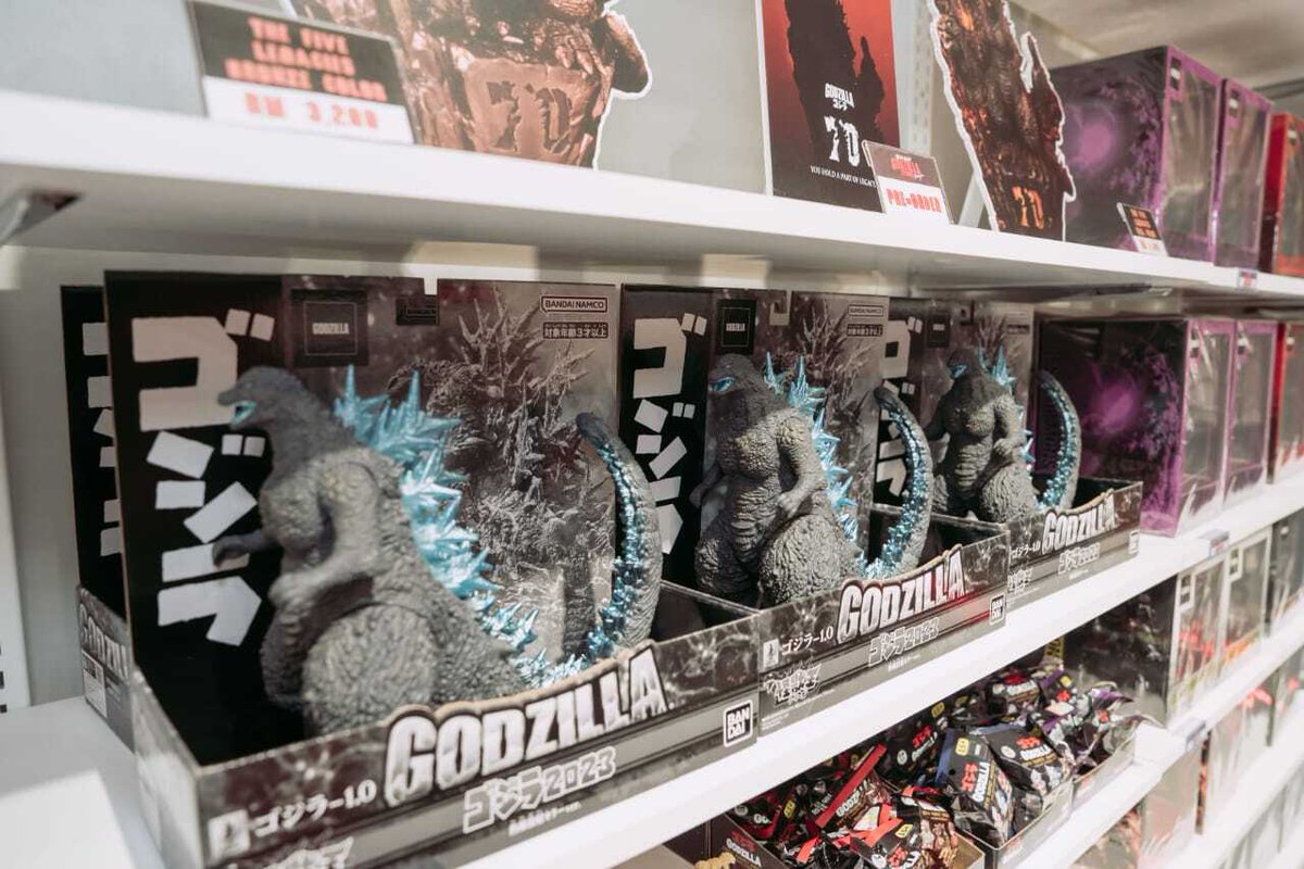 lalafanlalaport's tweet image. マレーシアで推し活💛
クアラルンプールの中心地にある「 #ららぽーとBBCC」では注目の新店舗が続々オープン！🎉🎁
ポップカルチャーの聖地「 #ACG BASE」に登場！🥳

💃【#KLP48 Theatre】@KLP48official
🦖【#GODZILLA STORE Malaysia 】
ここでしか手に入らない限定商品やイベントも多数展開！