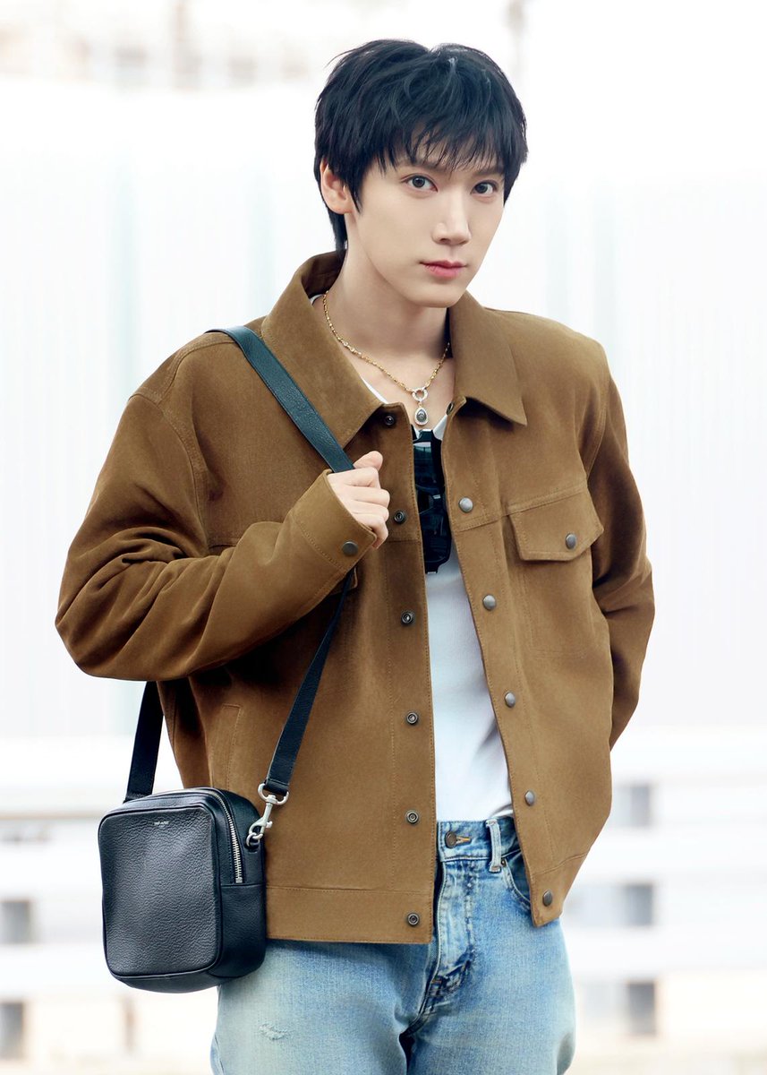 howemagazine_th's tweet image. "เตนล์ ชิตพล" #TEN ปรากฏตัวที่สนามบินในลุคเรียบเท่จาก Saint Laurent ก่อนออกเดินทางสู่กรุงปารีส ประเทศฝรั่งเศส เพื่อเข้าร่วมชมโชว์ Saint Laurent Men’s Winter 26 
.
เตนล์เลือกสไตลิ่งที่ผสานความคลาสสิกและความร่วมสมัยได้อย่างลงตัว ด้วยเสื้อโอเวอร์เชิ้ตหนังกลับ…