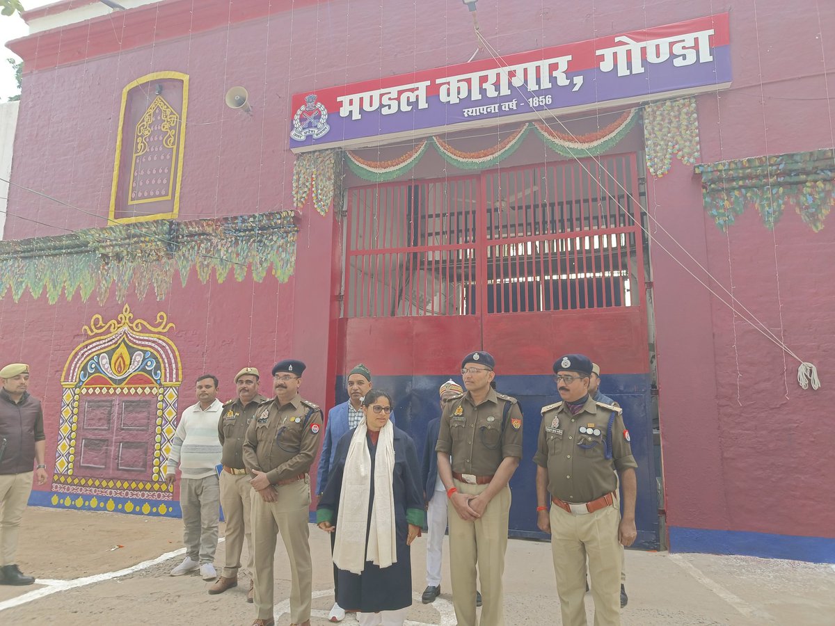 जिला कारागार का पुलिस अधीक्षक के साथ संयुक्त निरीक्षण कर व्यवस्थाओं का जायजा लिया। निरुद्ध कैदियों से वार्ता कर उनकी समस्याओं को सुनकर निस्तारण हेतु संबंधित को निर्देशित किया गया।
#कारागार_निरीक्षण
<a href="/IPSVineet/">VINEET JAISWAL</a>