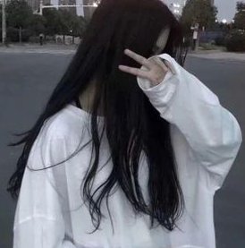 koramn's tweet image. 駅前のパン屋で焼きたてのメロンパン買ったら、めちゃくちゃ熱くて火傷しそうになった 🥛