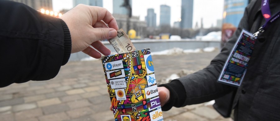 Co roku pada kolejny rekord na zbiórkach Jurka Owsiaka choć ludzie wrzucają z każdym rokiem mniej do puszek. Jak to możliwe?
Oto lista "zwykłych obywateli" wpłacających i wspierających WOŚP:

- mBank 
- Lidl Polska 
- Biedronka (Jeronimo Martins)
- Allegro
- Play
- Dawtona
-