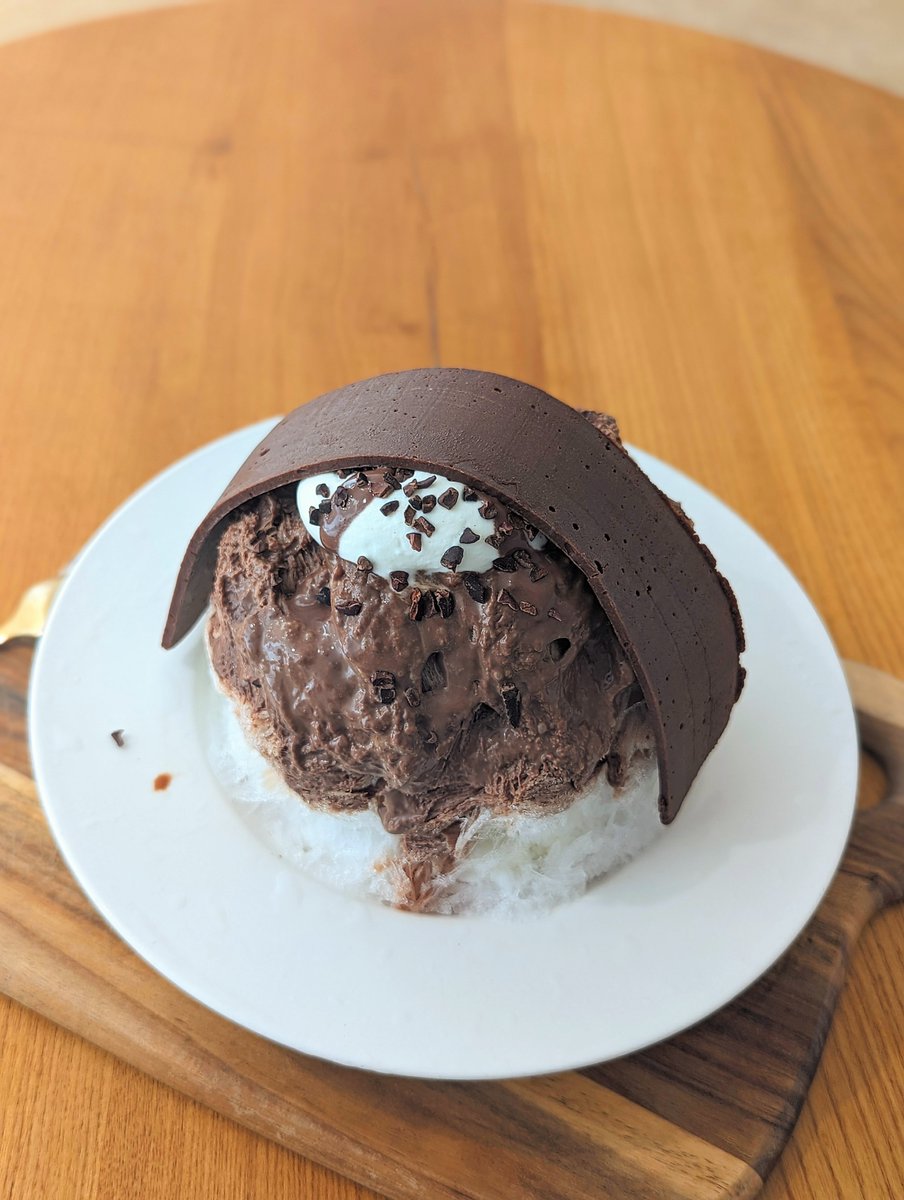 buono_buyer_mi's tweet photo. スイーツに目がないゴーラーさん必見🍧＜ボンヌカフェ＞が伊勢丹立川店に1/28～2/2初登場！一番人気の「濃厚ビターチョコ」は、ふわふわ氷と具材が重なるまさにチョコケーキ🍰追い生チョコで贅沢度もMAXに。自分への極上ご褒美に、ケーキな氷を堪能して✨
#かき氷 #チョコ #ショコラモード #伊勢丹立川 https://t.co/3sEkkhLdNh