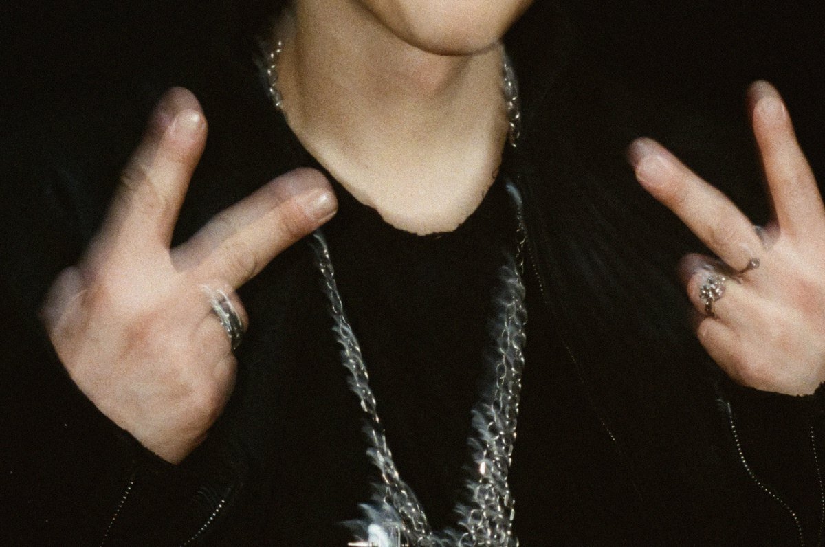 weareoneEXO's tweet image. Rise until the end 👑

#EXO #엑소 #weareoneEXO
#Crown #REVERXE