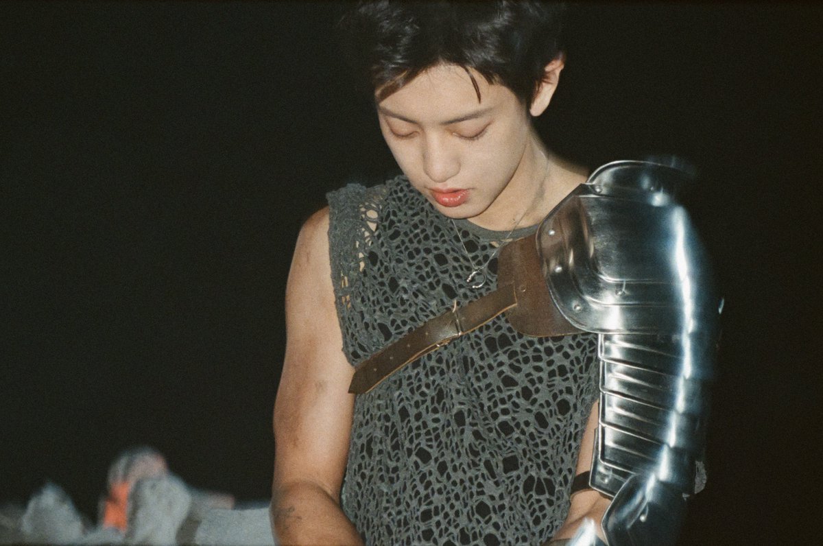 weareoneEXO's tweet image. Rise until the end 👑

#EXO #엑소 #weareoneEXO
#Crown #REVERXE