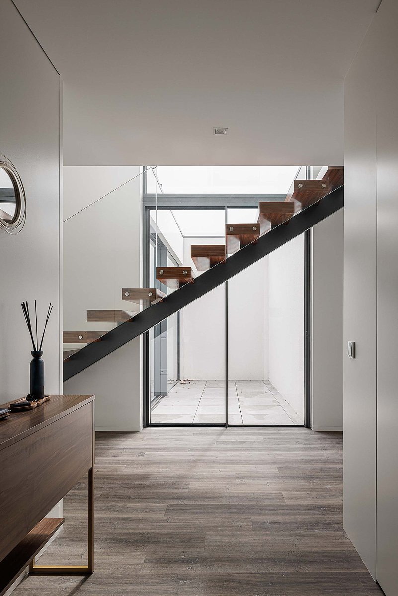 Interior_es's tweet image. Proyectada por @urbanpolis y con #interiorismo de su cliente, esta #casa combina simplicidad formal, precisión constructiva y vida cotidiana a través de la #luz y la continuidad espacial.
-&amp;gt; Fotografías: @ivotavaresnet 
-&amp;gt; interioresminimalistas.com/2026/01/27/cas…
-&amp;gt; #arquitectura #Portugal