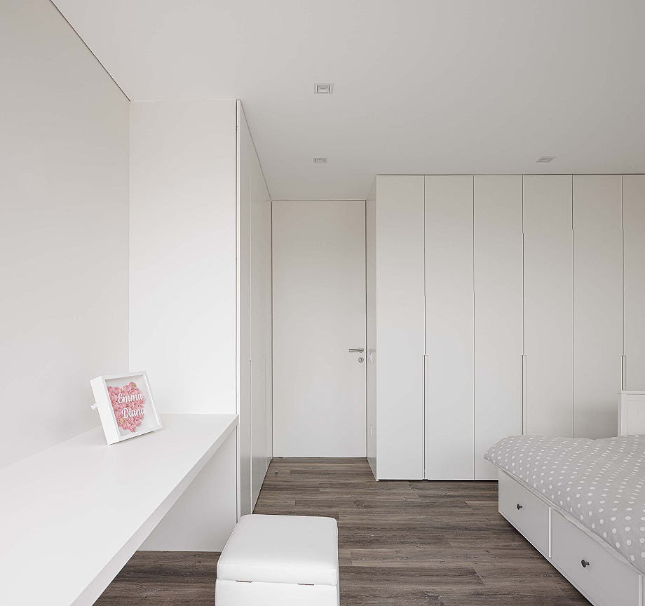 Interior_es's tweet image. Proyectada por @urbanpolis y con #interiorismo de su cliente, esta #casa combina simplicidad formal, precisión constructiva y vida cotidiana a través de la #luz y la continuidad espacial.
-&amp;gt; Fotografías: @ivotavaresnet 
-&amp;gt; interioresminimalistas.com/2026/01/27/cas…
-&amp;gt; #arquitectura #Portugal