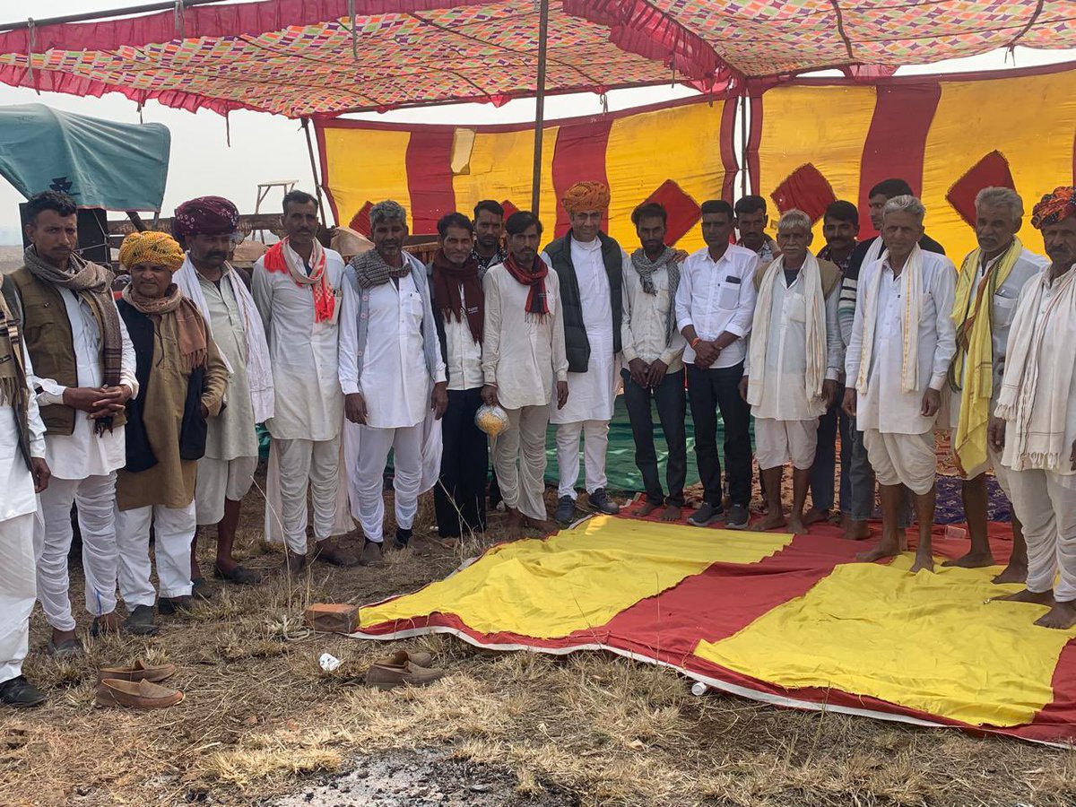 iPriyavratSingh's tweet photo. ग्राम नयागाँव सालरी में भगवान श्री देवनारायण जी के जन्म महोत्सव के पावन अवसर पर सम्मिलित होने का सौभाग्य प्राप्त हुआ।

इसके पश्चात ग्राम रसूलपुरा, खुजनेर में कांग्रेस कार्यकर्ता श्री रामलाल जी मालवीय के सुपुत्र एवं भतीजी के जन्मदिन के शुभ अवसर पर आयोजित संत श्री कबीर जी की भजन संध्या में सहभागिता कर संतवाणी अनुभव करने का अवसर मिला।

आस्था, संस्कार और समाजिक समरसता से परिपूर्ण ऐसे आयोजनों में सहभागिता सदैव प्रेरणादायक रहती है।

1/2