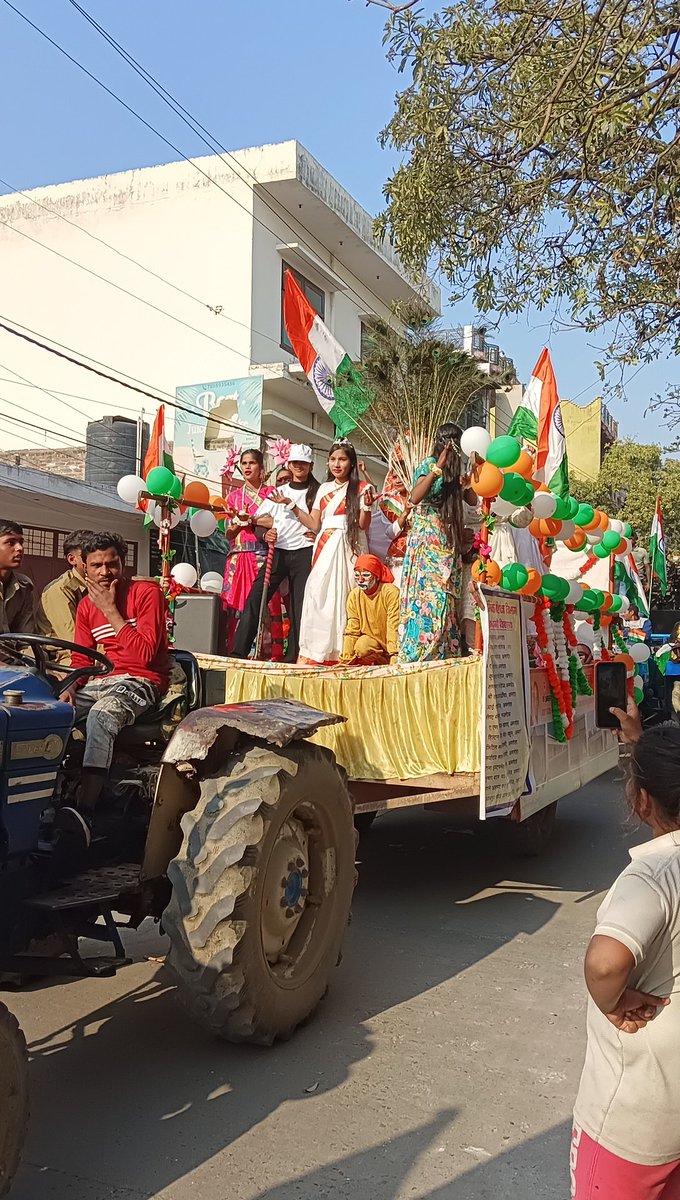 जनपद अमरेाहा में 77वां गणतंत्र दिवस हर्ष उल्लास भव्यता के साथ धूमधाम से मनाया गया। 77वें गणतंत्र दिवस के अवसर पर जिलाधिकारी श्रीमती निधि गुप्ता वत्स जी की अभिनव पहल पर जनपद में लगातार दूसरे वर्ष सरकार की कल्याणकारी योजनाओं की झांकी निकाली गई। जिलाधिकारी ने कहा कि इस झांकी का