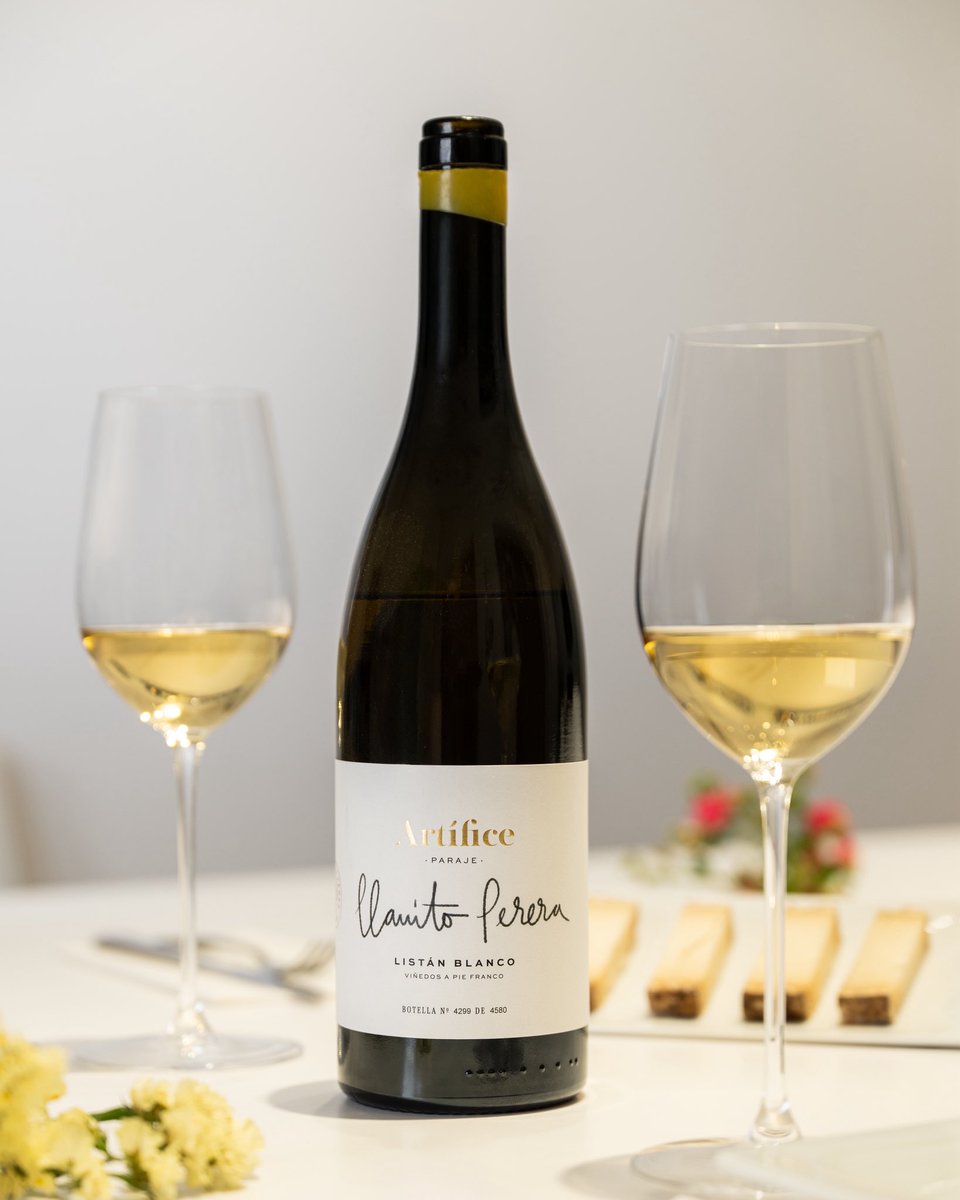 Artífice es uno de los proyectos de Borja Pérez en Tenerife para poner en valor las variedades de Ycoden-Daute-Isora. Artífice Listán Blanco Llanito Perera 2022 es una fantástica botella para introducirse en los grandes blancos de Canarias. 
#vinodeldía bit.ly/45mk7jh