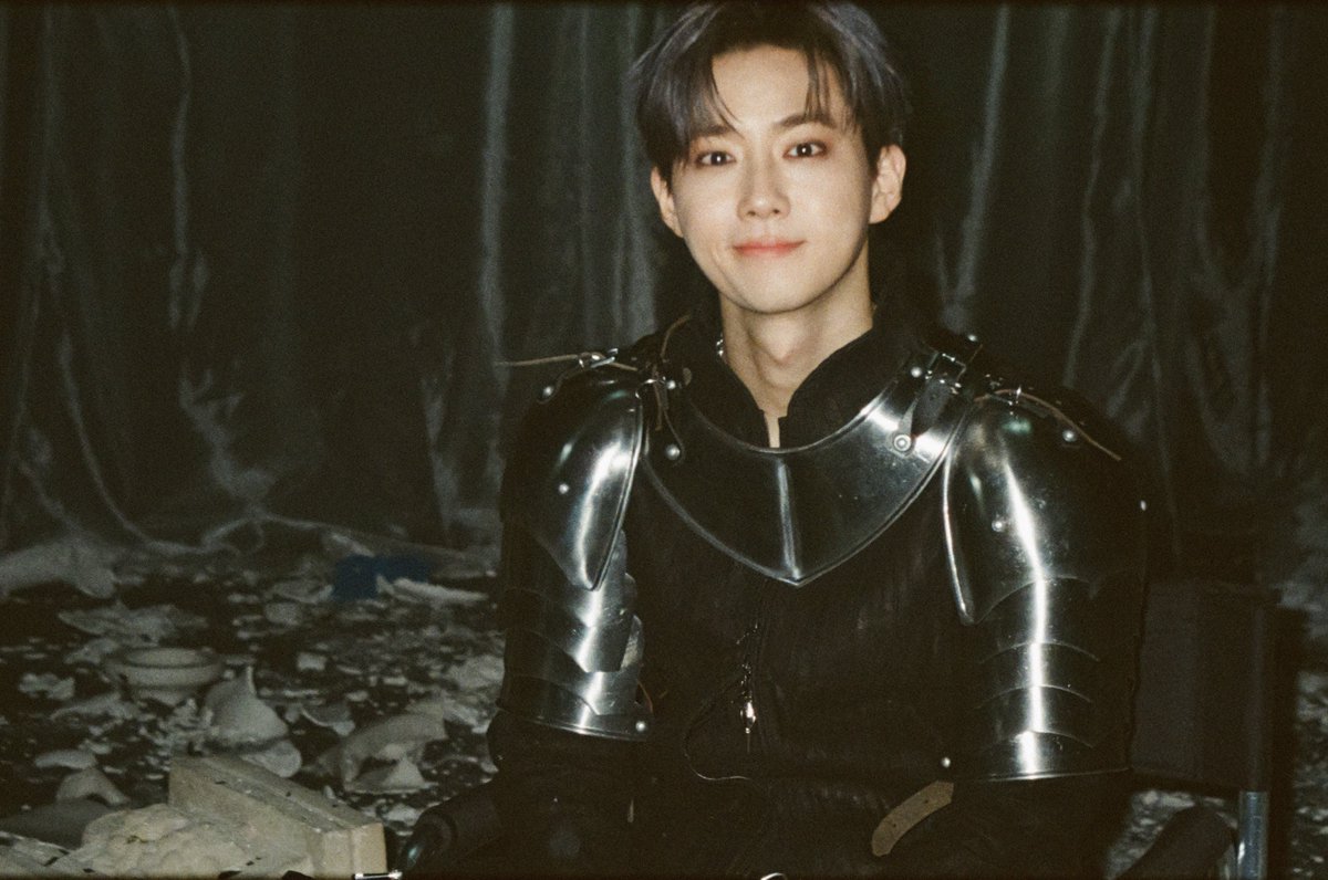 weareoneEXO's tweet image. Rise until the end 👑

#EXO #엑소 #weareoneEXO
#Crown #REVERXE