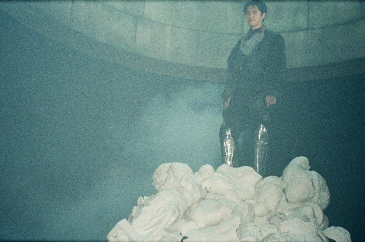 weareoneEXO's tweet image. Rise until the end 👑

#EXO #엑소 #weareoneEXO
#Crown #REVERXE