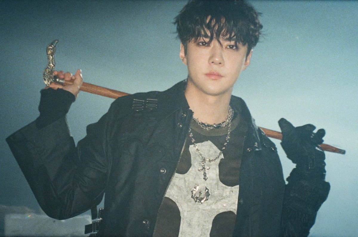 weareoneEXO's tweet image. Rise until the end 👑

#EXO #엑소 #weareoneEXO
#Crown #REVERXE