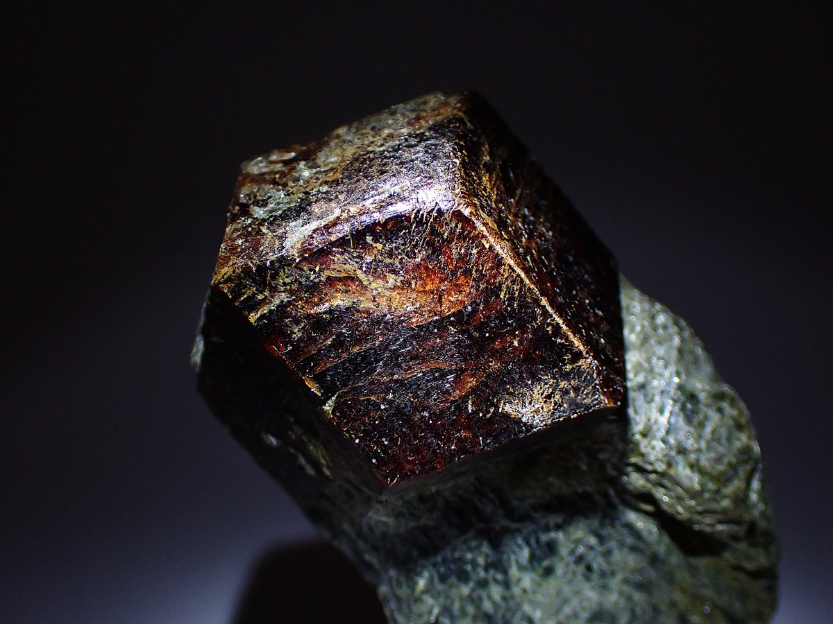 柘榴 Almandine [鉄礬柘榴石] Ötz valley, Imst District, Tyrol, Austria