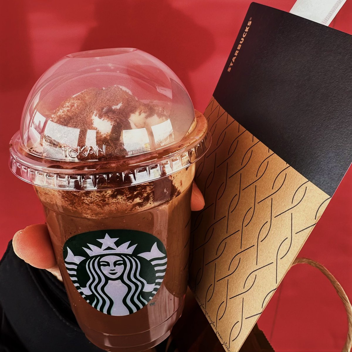 plusdvl's tweet image. 先行発売のカカオエスプレッソアフォガートフラペチーノ！！☕️
別添えのワッフルクッキーをディップして食べると美味しいって！ワッフルクッキーはバターの塩味があるから甘いフラペと相性いい！！ほろ苦エスプレッソにカカオのフレーバーはたまらんすぎる組み合わせ！！幸せぇ🥰