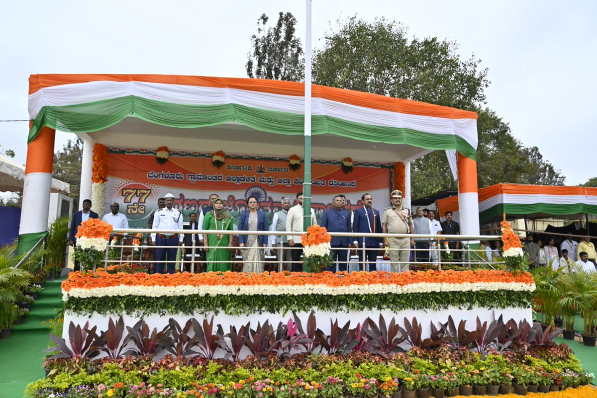 bngdistpol's tweet photo. ಬೆಂಗಳೂರು ಜಿಲ್ಲಾ ಪೊಲೀಸ್ ಮತ್ತು ಜಿಲ್ಲಾಡಳಿತದ ವತಿಯಿಂದ  77ನೇ ಗಣರಾಜ್ಯೋತ್ಸವ ದಿನಾಚರಣೆಯನ್ನು ದೇವನಹಳ್ಳಿ ಕ್ರೀಡಾಂಗಣದಲ್ಲಿ ಆಚರಿಸಲಾಯಿತು. ಮಾನ್ಯ ಜಿಲ್ಲಾ ಉಸ್ತುವಾರಿ ಸಚಿವರು   ಧ್ವಜಾರೋಹಣ ನೆರವೇರಿಸಿ ಪಥ ಸಂಚಲನ ವೀಕ್ಷಿಸಿ ಶುಭ ಕೋರಿದರು, ಈ ಸಂದರ್ಭದಲ್ಲಿ ವಿವಿಧ ಇಲಾಖೆಯ ಅಧಿಕಾರಿ/ಸಿಬ್ಬಂದಿಗಳು ಉಪಸ್ಥಿತರಿದ್ದರು.
#RepublicDay https://t.co/kZkcoYyvcY