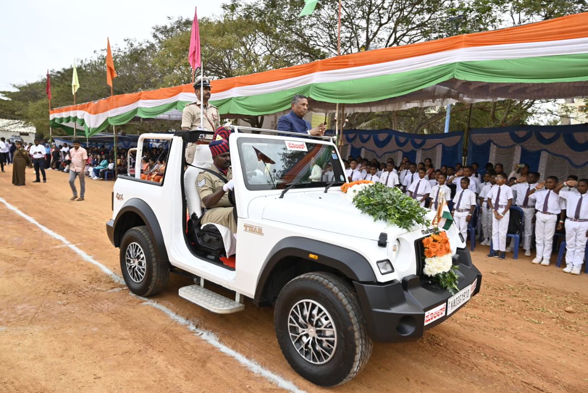 bngdistpol's tweet photo. ಬೆಂಗಳೂರು ಜಿಲ್ಲಾ ಪೊಲೀಸ್ ಮತ್ತು ಜಿಲ್ಲಾಡಳಿತದ ವತಿಯಿಂದ  77ನೇ ಗಣರಾಜ್ಯೋತ್ಸವ ದಿನಾಚರಣೆಯನ್ನು ದೇವನಹಳ್ಳಿ ಕ್ರೀಡಾಂಗಣದಲ್ಲಿ ಆಚರಿಸಲಾಯಿತು. ಮಾನ್ಯ ಜಿಲ್ಲಾ ಉಸ್ತುವಾರಿ ಸಚಿವರು   ಧ್ವಜಾರೋಹಣ ನೆರವೇರಿಸಿ ಪಥ ಸಂಚಲನ ವೀಕ್ಷಿಸಿ ಶುಭ ಕೋರಿದರು, ಈ ಸಂದರ್ಭದಲ್ಲಿ ವಿವಿಧ ಇಲಾಖೆಯ ಅಧಿಕಾರಿ/ಸಿಬ್ಬಂದಿಗಳು ಉಪಸ್ಥಿತರಿದ್ದರು.
#RepublicDay https://t.co/kZkcoYyvcY