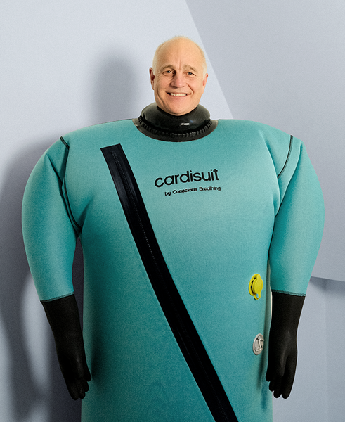 youboost_com's tweet photo. you sit in a suit filled with 100% CO2 for 20 minutes. it absorbs through your skin. athletes report faster recovery, lower heart rate, less lactic acid. a motocross rider with fractured ribs competed a week earlier than expected after 3 sessions. this is real. https://t.co/2nw3h6izK3
