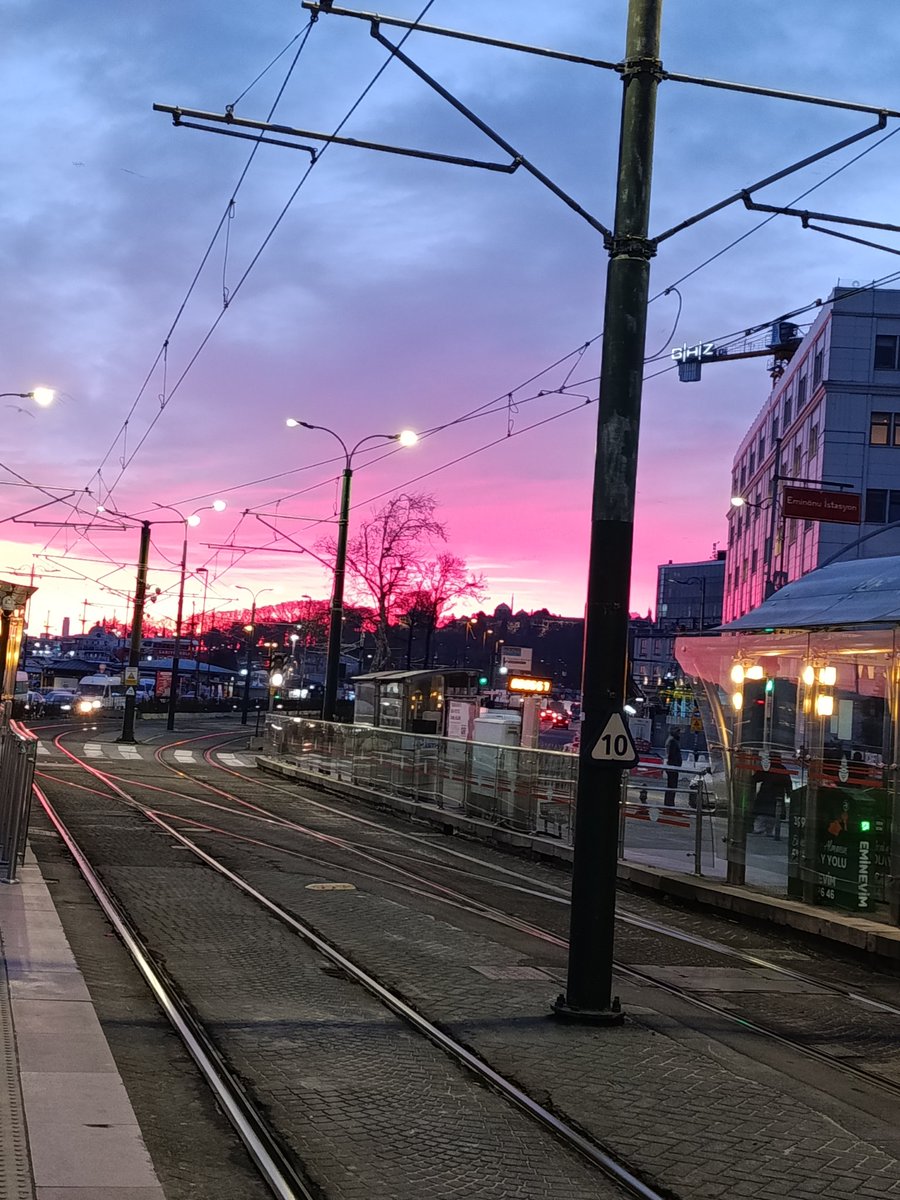 Günün en sevdiğin zamanı gün doğumudur.
Çünkü yeni bir günün sunduğu olasılıkları seviyorum..

Yeni bir güne huzurla☺️😌

Günaydın ☕