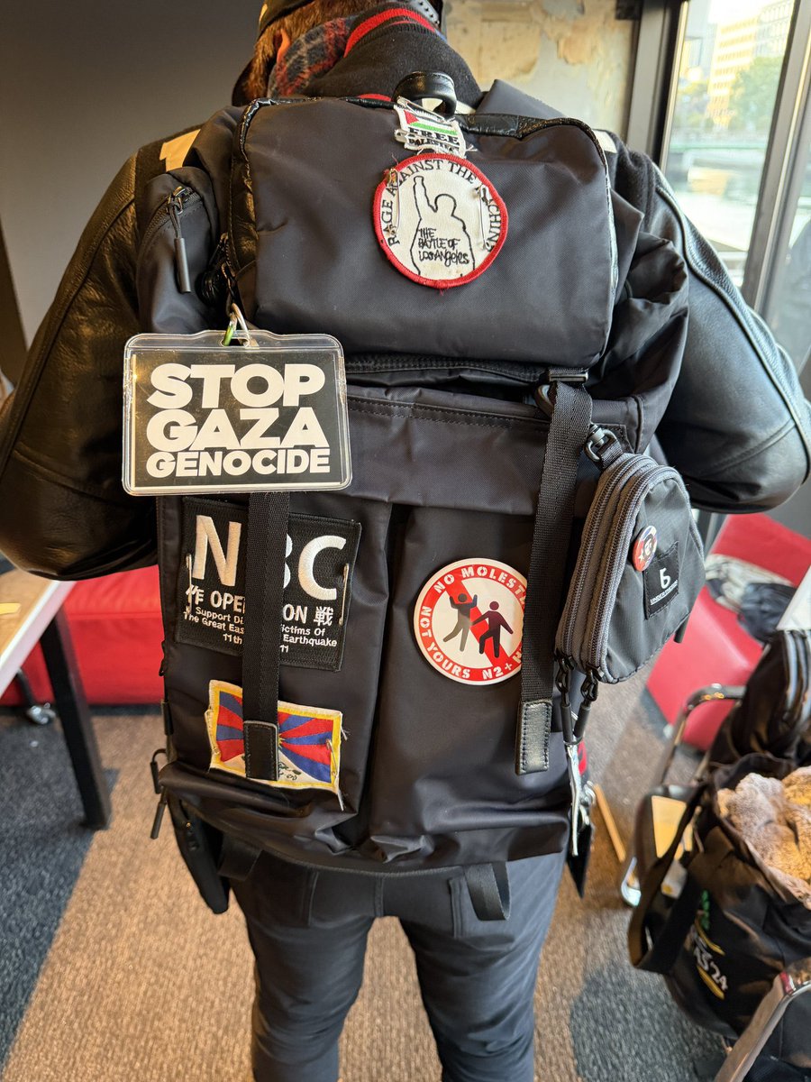 manup108's tweet image. どっかで見たことあるリュックや！！
あ！私や！👀@HonokStore さんや
@no_molester の活動のバッジも付いてる！
NBC作戦も！！
@KO_SLANG
なんて素敵なリュック！！（自画自賛👏）