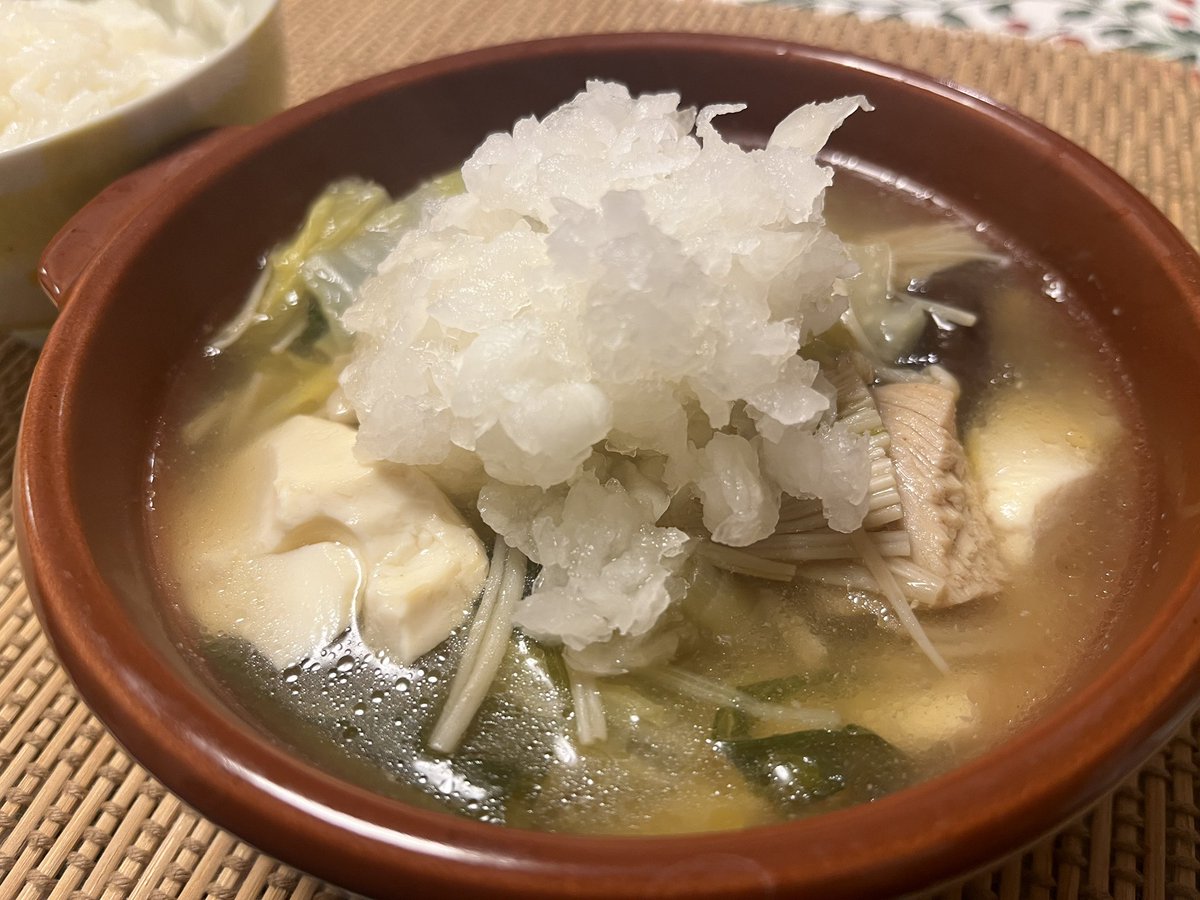 ancokinaco2034's tweet photo. 昨日も鍋。タラと鶏のみぞれ鍋。
みぞれ鍋、初めてやってみたけど、おいしいなぁ〜。大根おろしは鬼おろしでガガッと。
具材：鶏もも肉、タラ、白菜、しいたけ、えのき、水菜、小松菜、にんじん、大根、絹豆腐
３日連続鍋だったので今日は違うのにする。
#夕飯　#みぞれ鍋 https://t.co/Ga4n4bFyvh