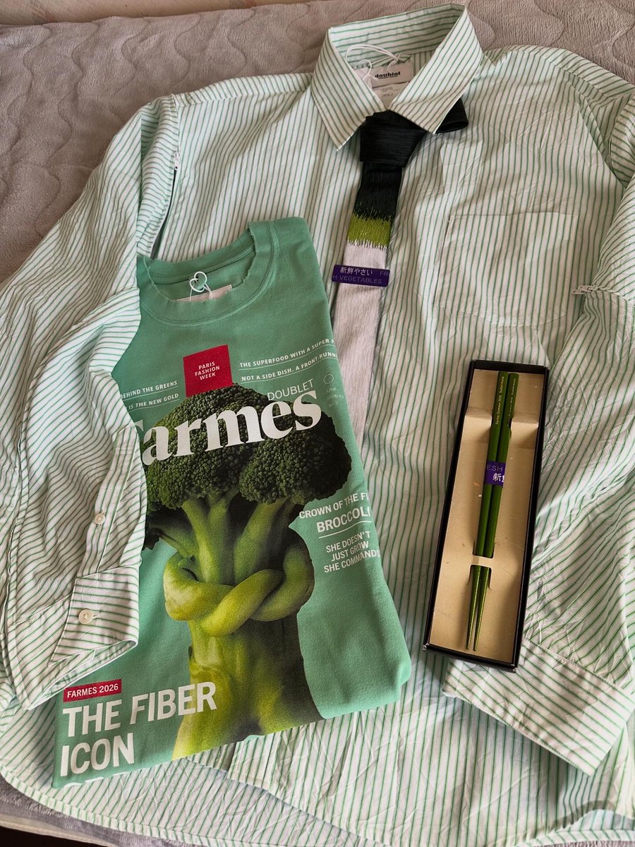 hediopera's tweet photo. Doublet  26ss 2nd delivery

Filleted  Zip Shirt(Green)
FARMES MAGAZINE T-Shirt(🥦)
Negi Tei

ノベルティの箸🥢
全部に緑が入ってるのよね　
でもどっちもTop1・2で好きな野菜
#doublet https://t.co/Lp5hez7z3P