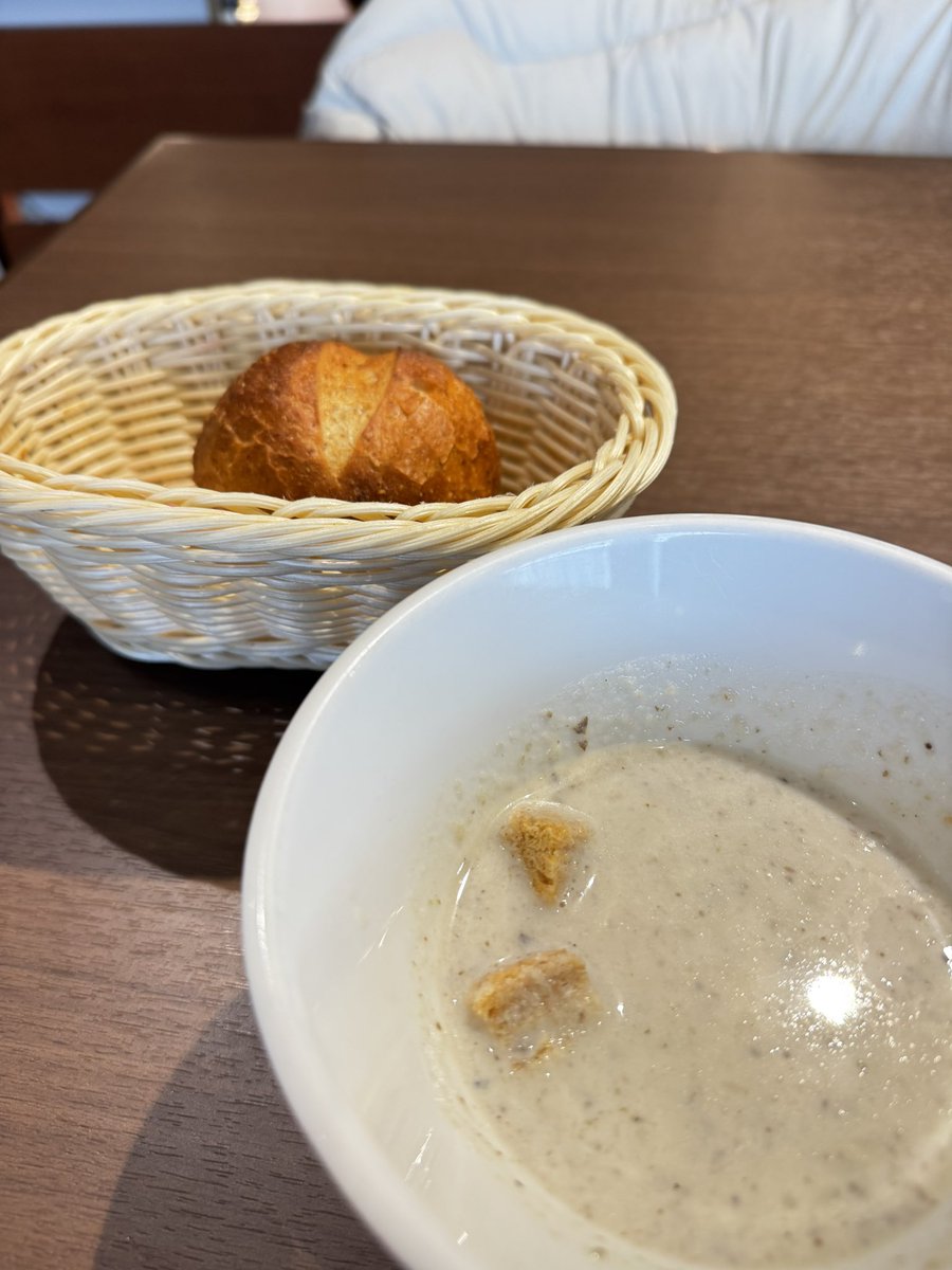 onzoooo's tweet image. 日替わりランチ
牛ハチノスプロヴァンス風煮込み
牛蒡のポタージュ
自家製パン

#BrasserieGyoran