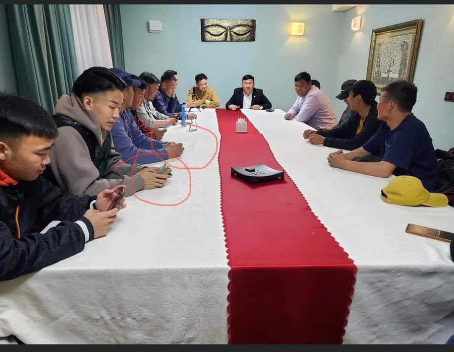 За бүр мөнгө төгрөгөө бариад сууцгааж бн, эх орноосоо урвагчид