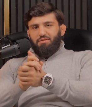 FightsMemory's tweet image. ツァルキャンがデイナに懇願しました😅

「許してください。タイトルマッチをやらせてください。良い子にする…僕は良い子です。もう絶対誰も殴りません」

@RedCorner_MMA より | #UFC