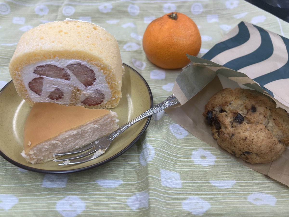 JunAma07's tweet photo. お昼の甘やかし
道の駅にのみやのイチゴのロールケーキ、那須御用邸チーズケーキ、スタバのチョコのスコーン
皆、上司達からの頂いたもの。
ごちそうさまでした😋 https://t.co/xU1XWEW0ST