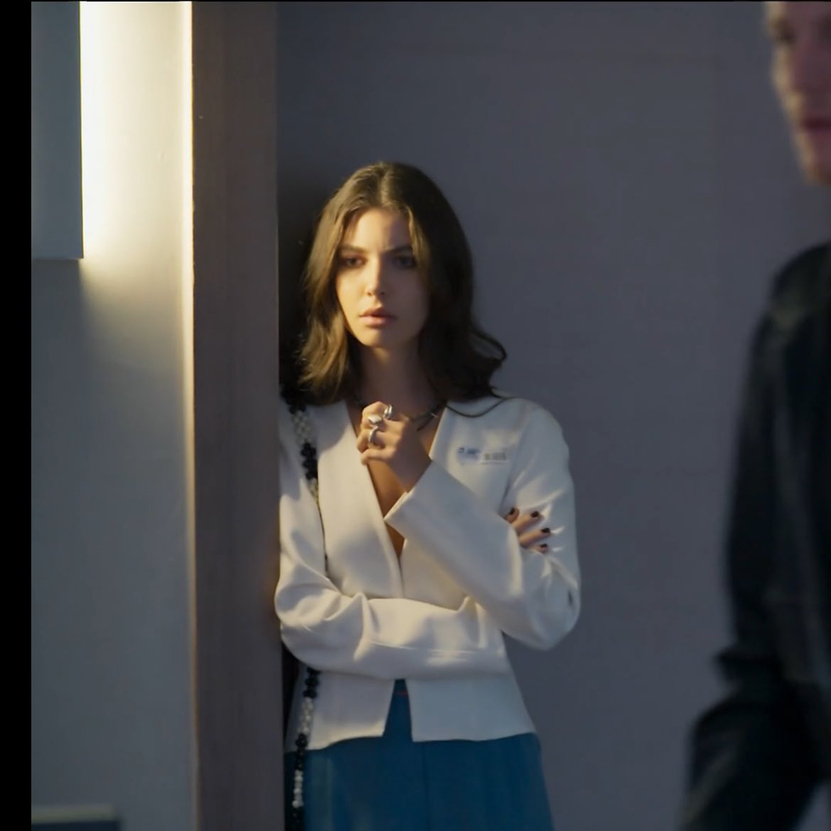 galactickara's tweet image. por trás de toda a rebeldia que ela alimentou contra o pai ao longo da vida está, em primeiro lugar, a carência de amor. essa cena com o leo em primeiro plano e a lorena borrada no fundo, pro meu leigo coração, é retrato da vida de sombras e migalhas de afeto paterno da lorena :(