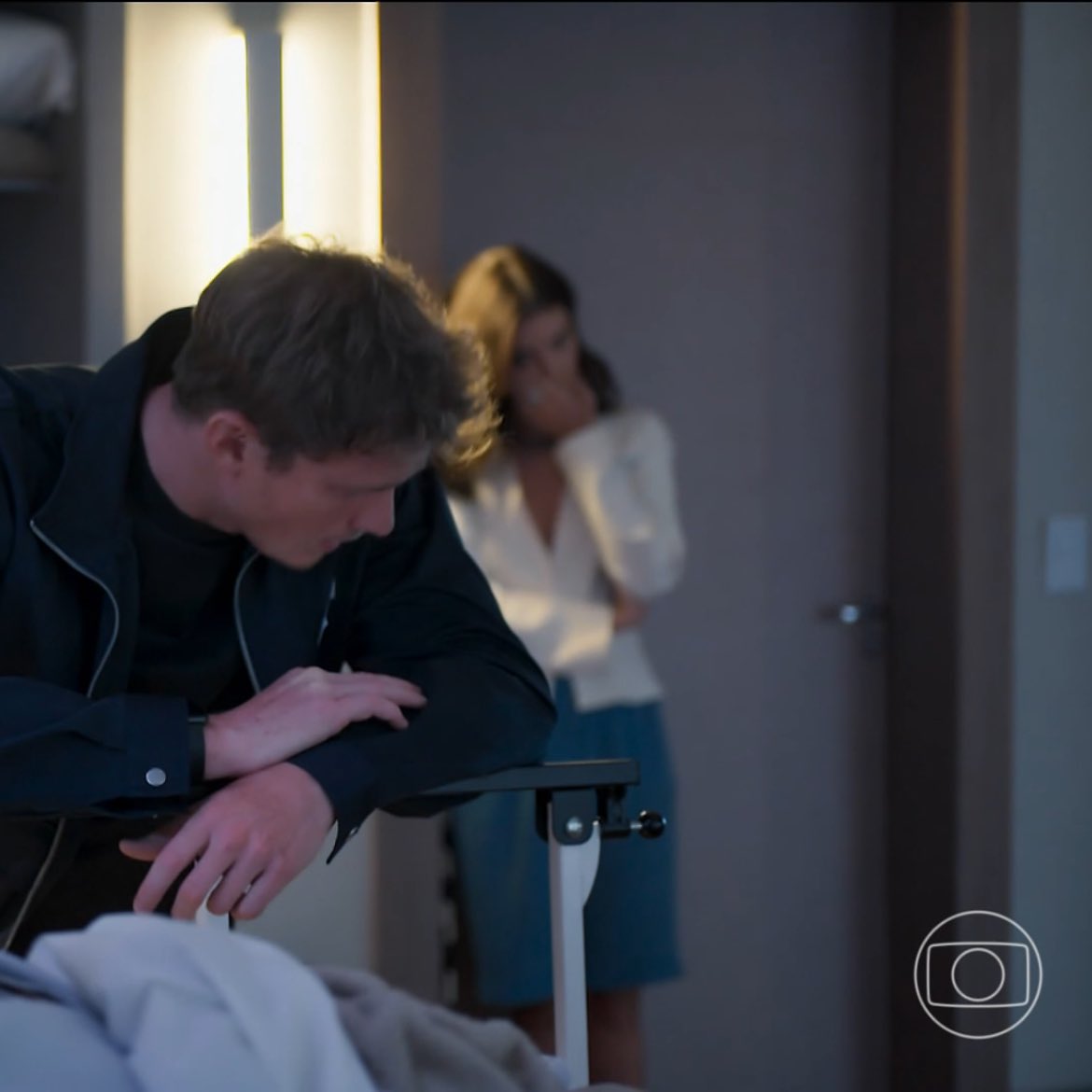 galactickara's tweet image. por trás de toda a rebeldia que ela alimentou contra o pai ao longo da vida está, em primeiro lugar, a carência de amor. essa cena com o leo em primeiro plano e a lorena borrada no fundo, pro meu leigo coração, é retrato da vida de sombras e migalhas de afeto paterno da lorena :(