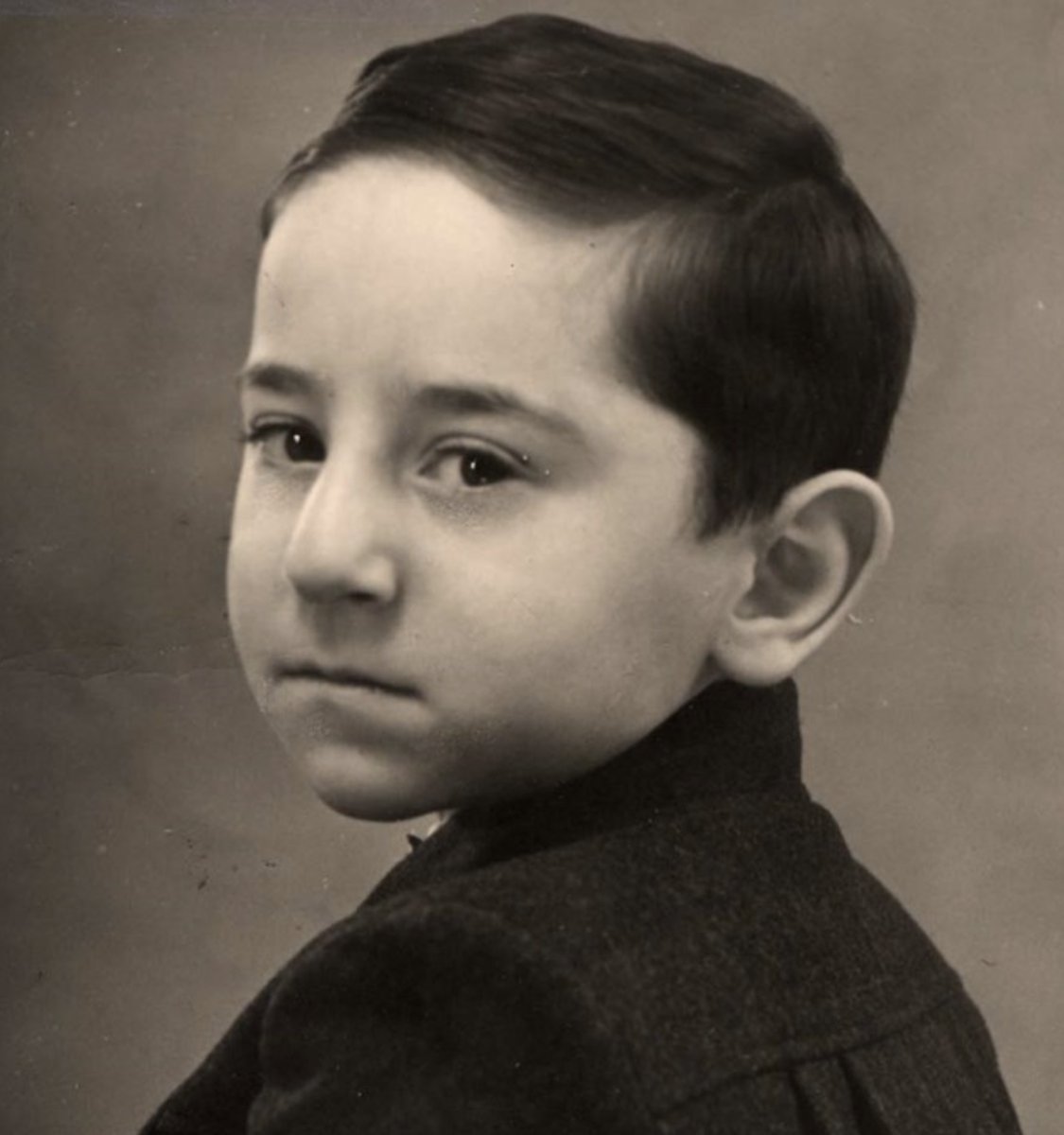 27 January 1933 | A German Jewish boy, Lutz Ludwig Grünstein, was born in Berlin. 

He was deported to #Auschwitz from the #Theresienstad ghetto on 9 October 1944. He was murdered in a gas chamber after selection.
---

Children at Auschwitz:
📖 Lesson: lekcja.auschwitz.org/dzieci_EN/
🎧