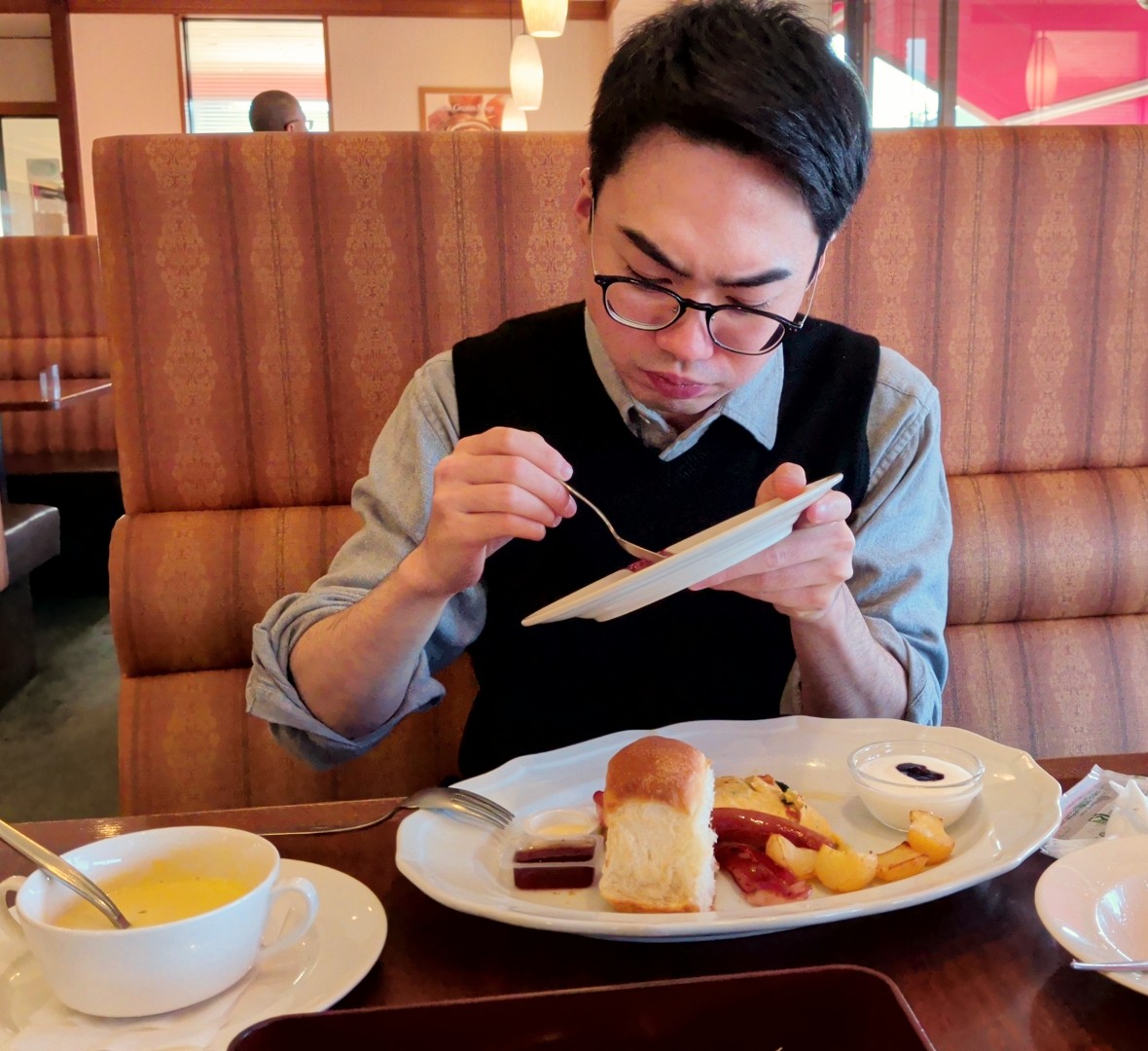 TKC430051131's tweet photo. 気合いのモーニング

朝の外商説明会へ
モーニングを食べて望むS男

説明会で話す事を試行錯誤しながら
山盛りのモーニングを流し込む

食べたパワーで
無事に高い作品が決まったみたい

頑張った甲斐があって良かったねぇ https://t.co/vSLKh4CGov