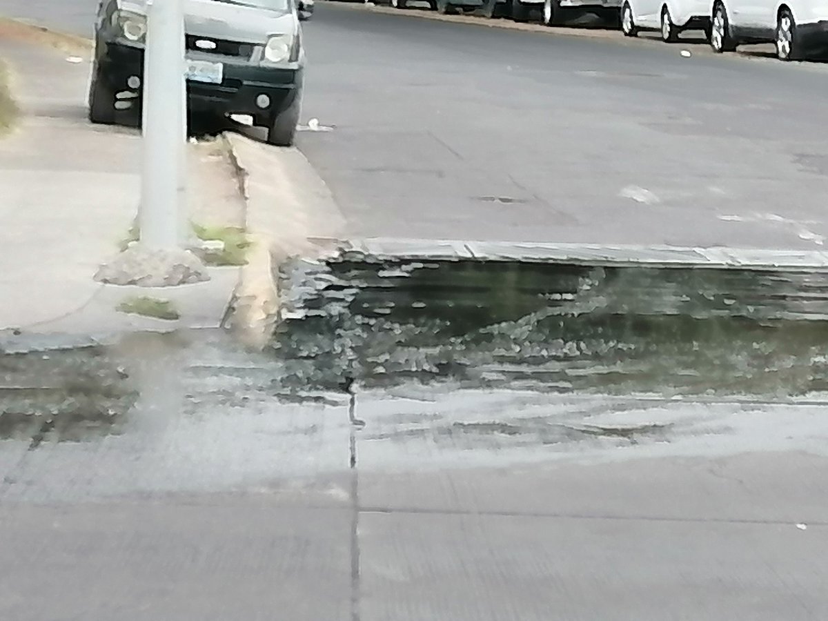 Pues no parece importarle a <a href="/siapagdl/">Siapagdl</a>
la fuga en Calle Santa Mónica esq Cam Viejo a Tesistan. ALLI SIGUE LA FUGA!! 
MESES TIRÁNDOSE AGUA LIMPIA! COSAS MÁS IMPORTANTES QUE HACER... como viajar a España? 
<a href="/ZapopanGob/">Gobierno de Zapopan</a> <a href="/ENZAPOPAN__/">en zapopan</a> <a href="/Linea_Zapopan/">Línea 24/7 Zapopan</a> <a href="/ZapopanDen/">Denuncia Ciudadana Zapopan</a> que opinas <a href="/PabloLemusN/">Pablo Lemus Navarro</a>