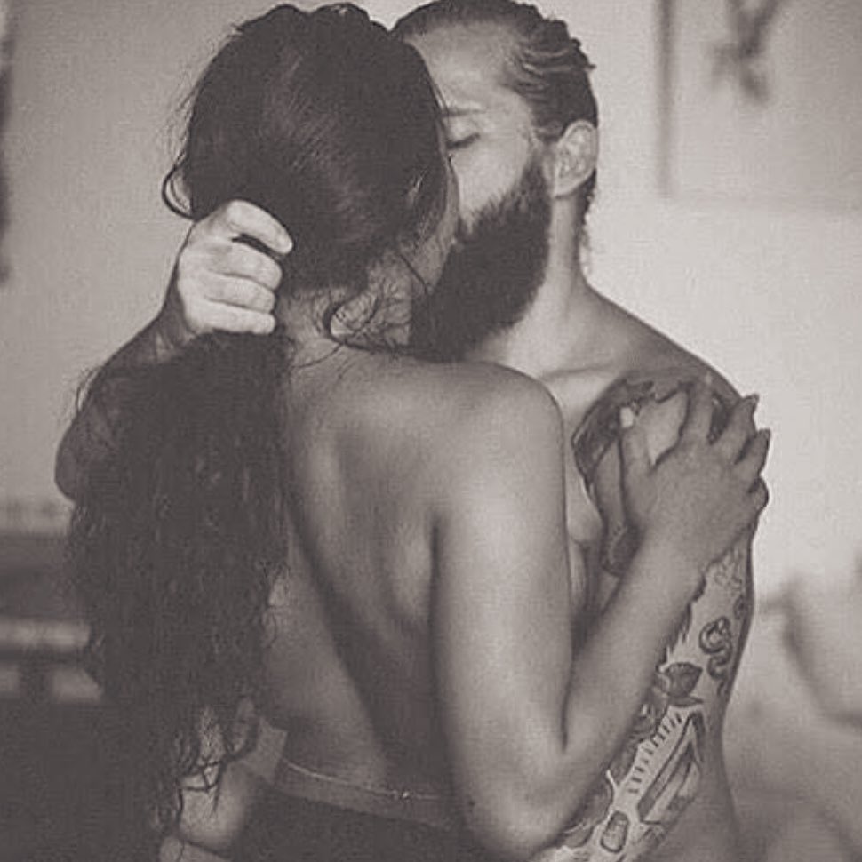 claudiarroyo08's tweet photo. "Me gustas cuando me haces perder los modales, cuando me arrancas las buenas formas, cuando de locura me invades, me gustas cuando devoras mis deseos con furia, con besos, con hambre, me gustas así, mío latiéndome en la piel y en la sangre". ca💜 https://t.co/hsCZ5fq3jv